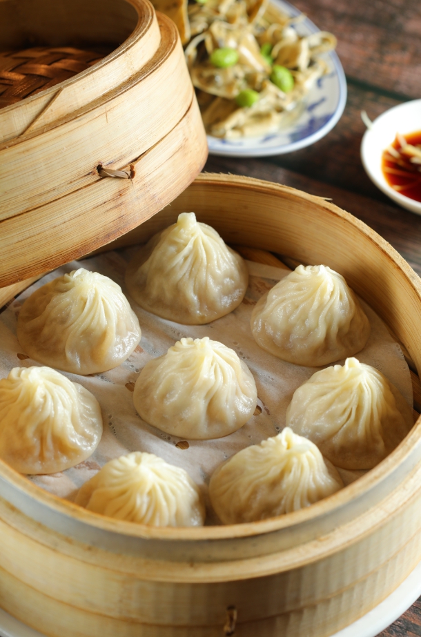 「小籠包」精華就是薄皮裡飽含膠質、鮮香滑燙的那一泡湯，太急可會燙破嘴。（180元／8顆）