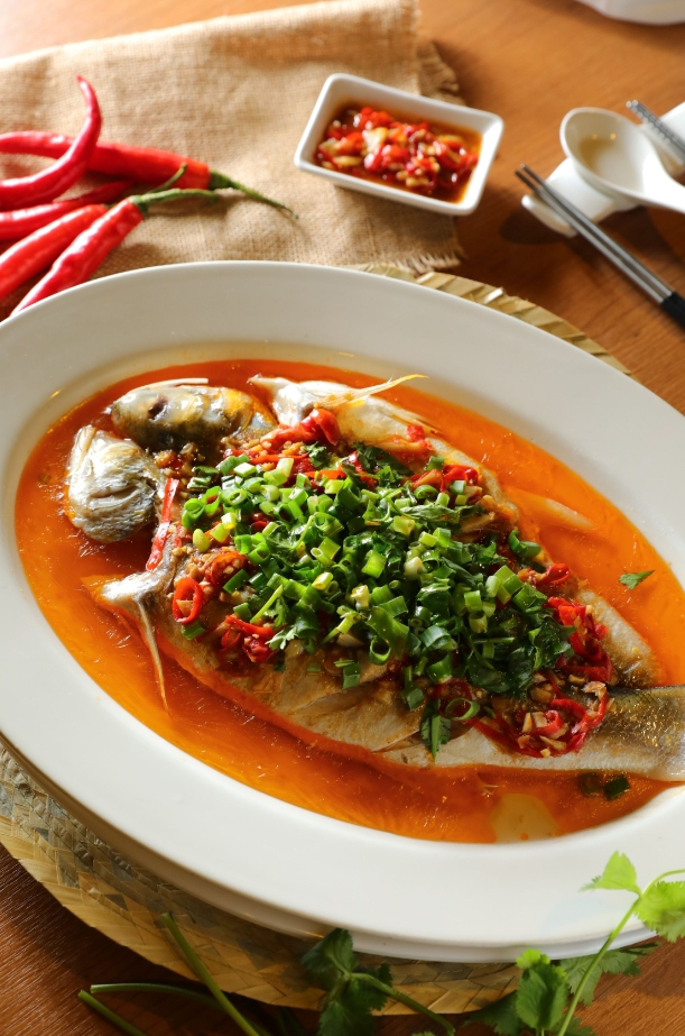 「泡椒午魚」吃來香辣過癮，魚汁極適合拌飯。（520元／條）