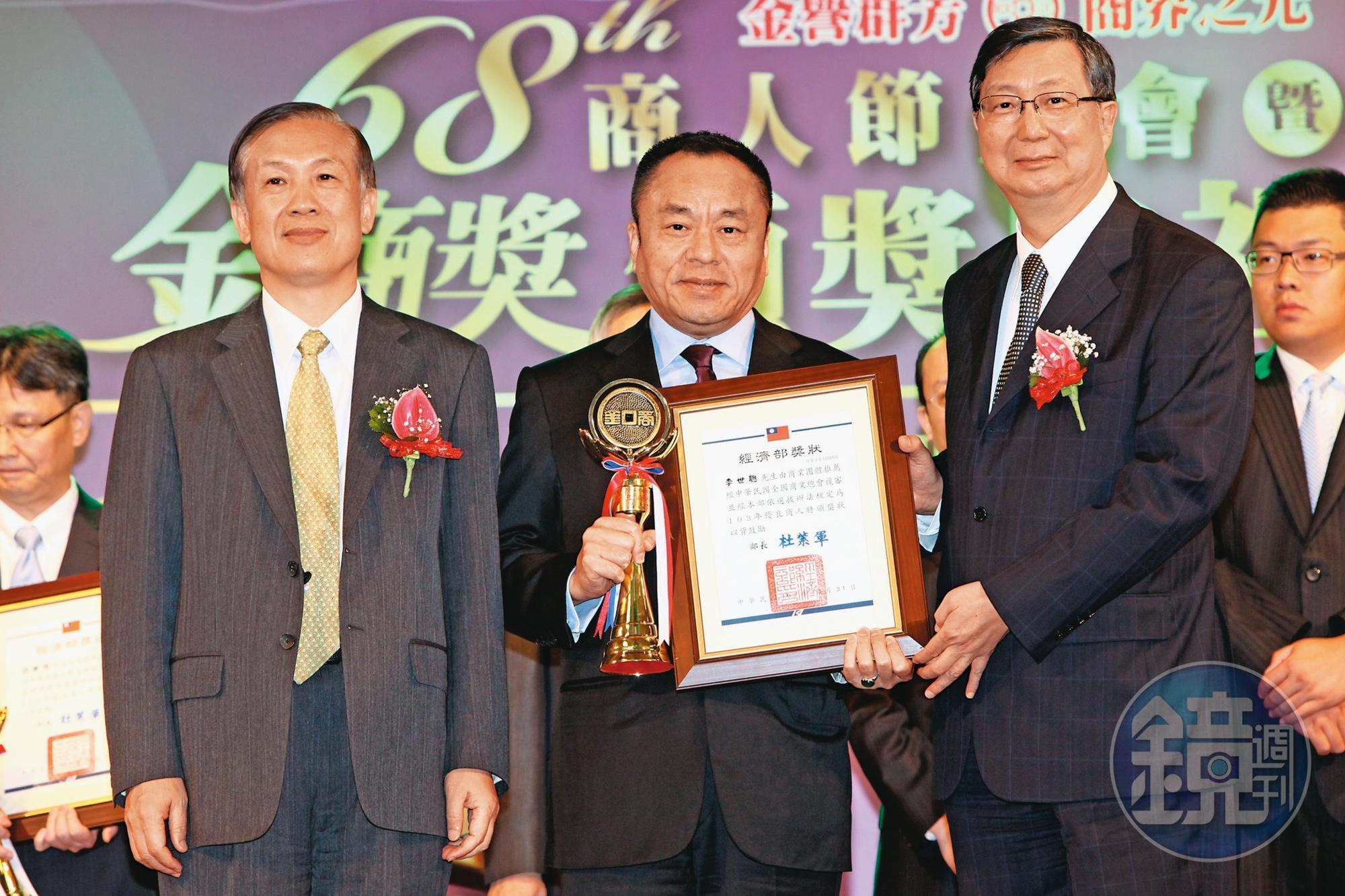 李世聰(中)是業界傳奇企業家,在他的帶領下,龍巖成為國內首家借殼上櫃的殯葬業者。