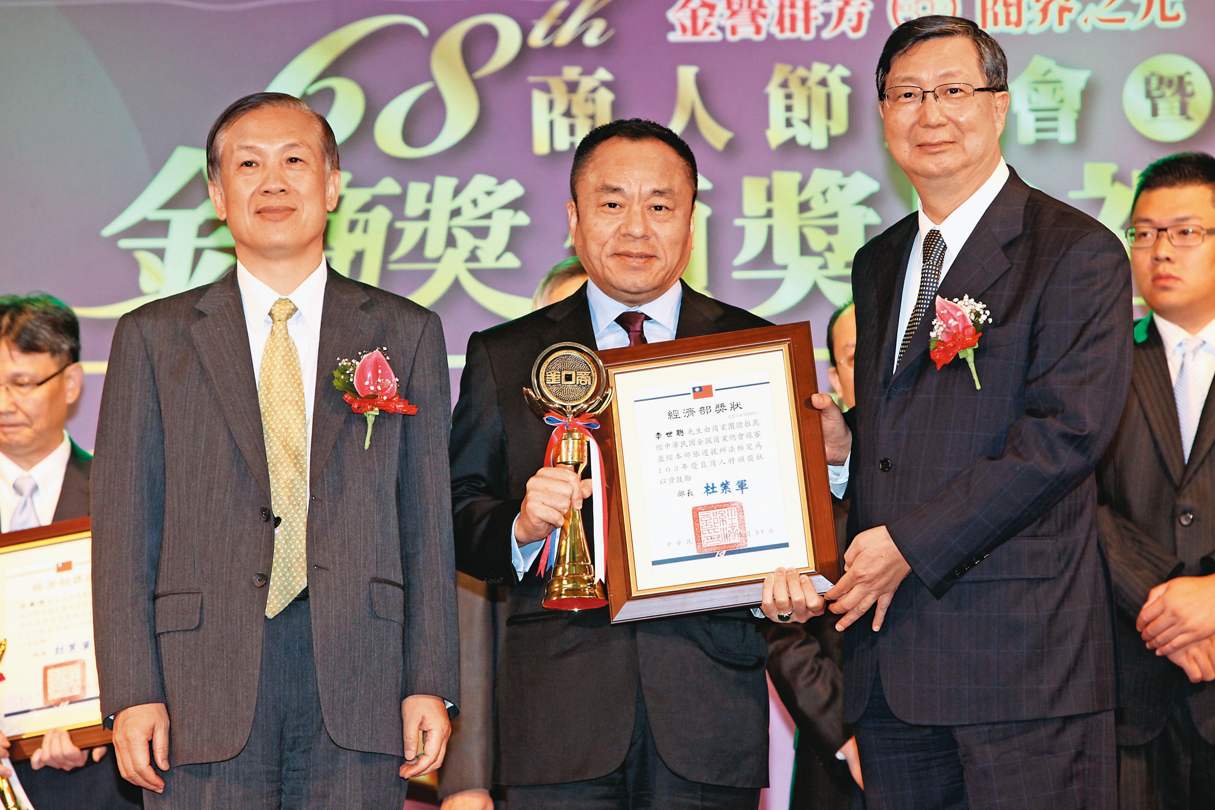 李世聰是業界傳奇企業家，在他帶領下，龍巖成為國內首家借殼上櫃的殯葬業者。