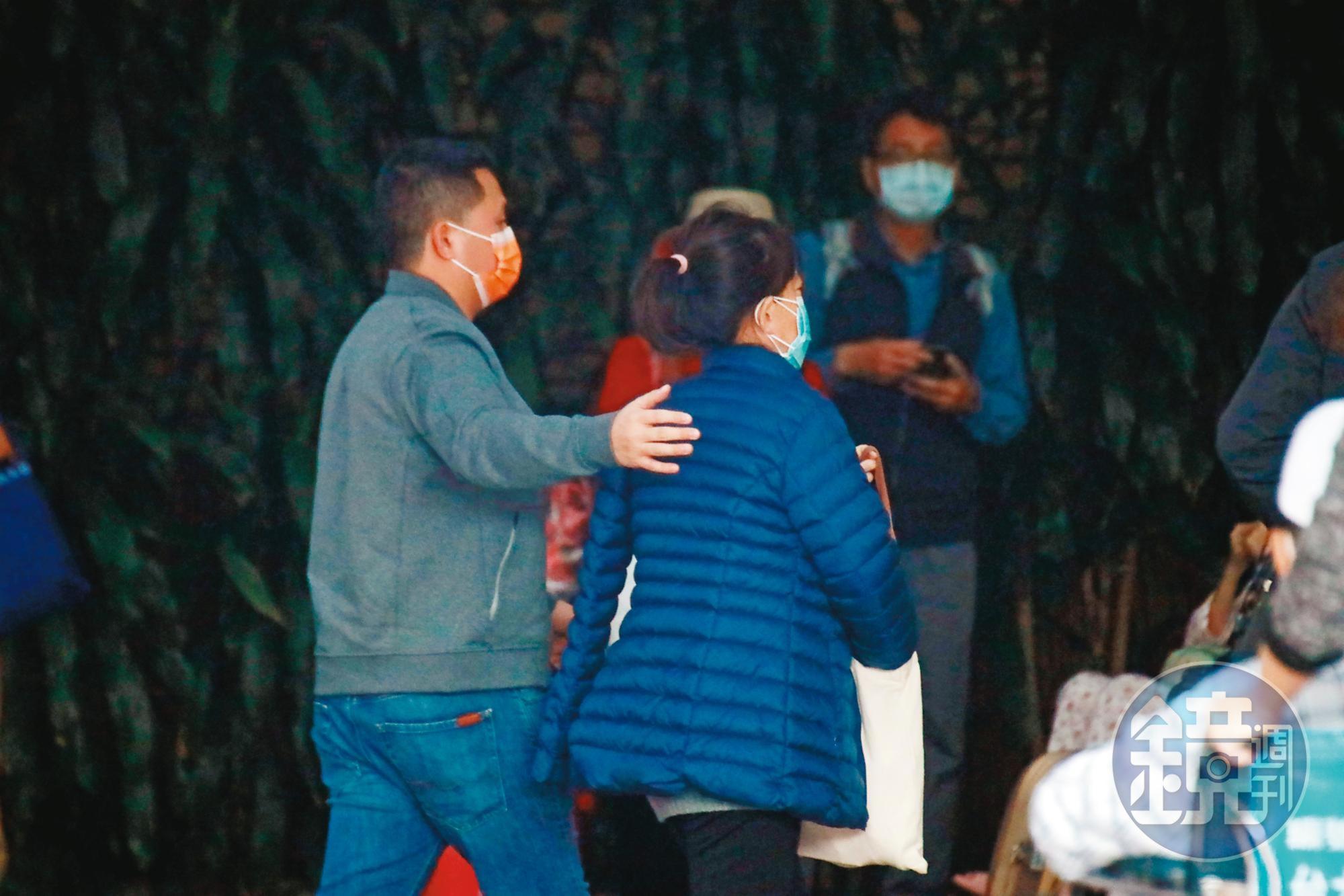 2020/12/29 10:29,李世聰住院期間,妻子劉萍(右)也和家人前往探視。