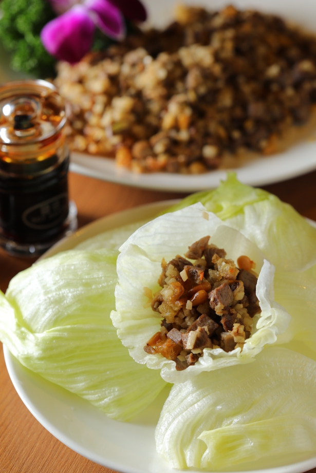 鴨肉可做多吃，「生菜鴨鬆」加入蔬果與堅果，鴨汁飽滿間雜脆香。（280元／一吃）