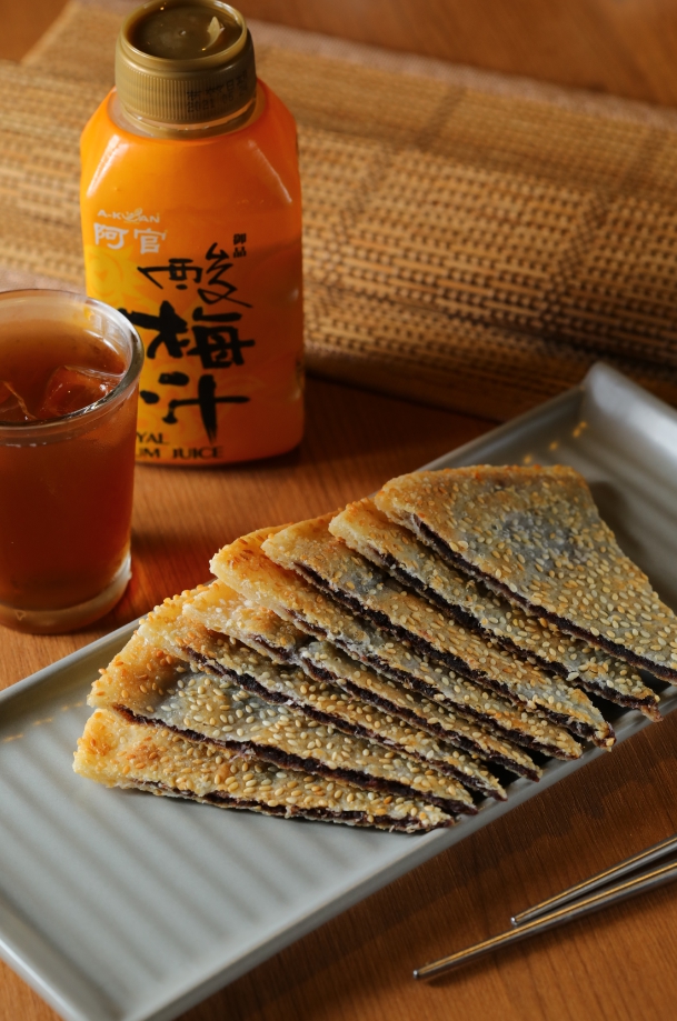 「紅豆沙鍋餅」擀得極薄，噴香卻不膩口。（130元／份）