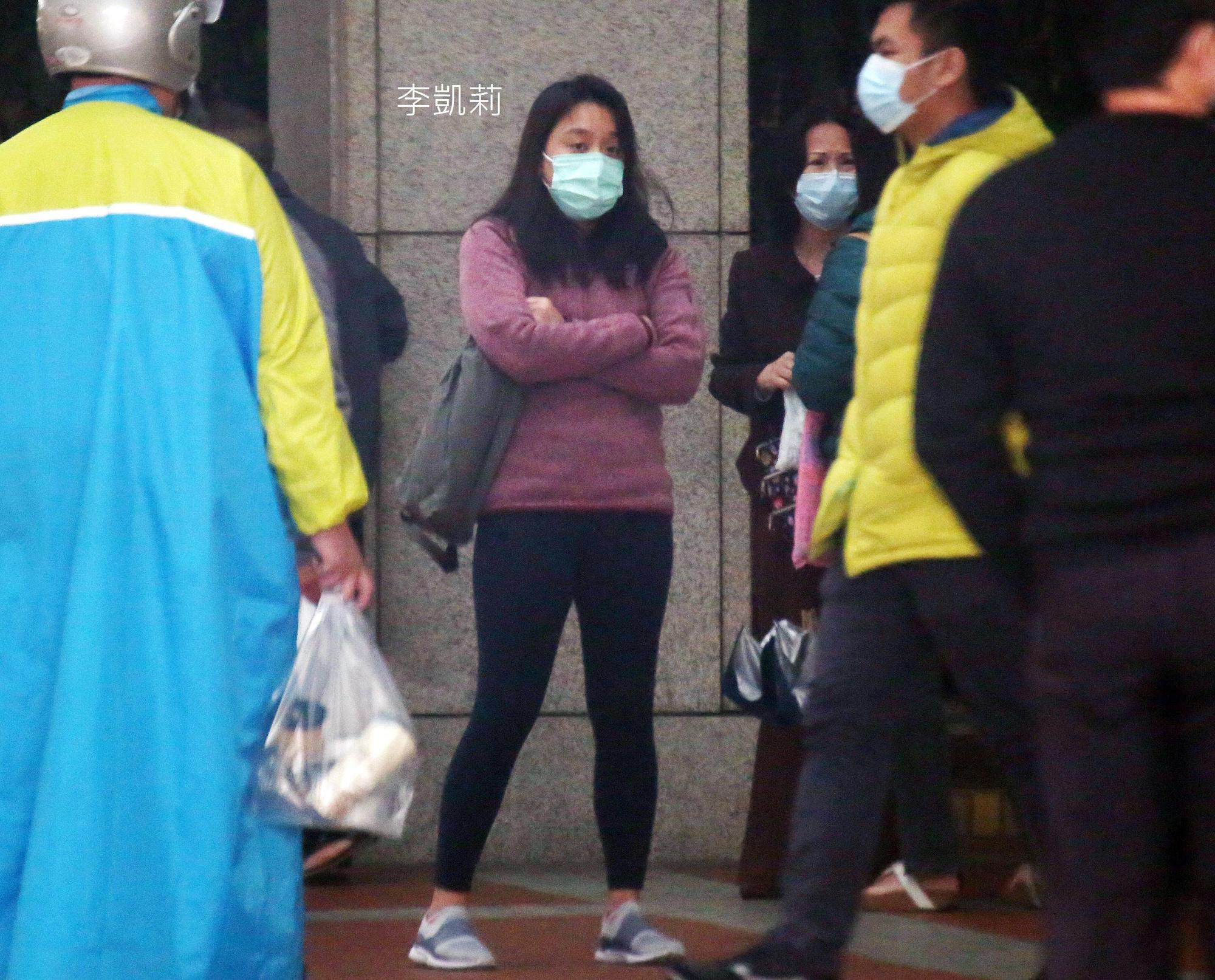 李凱莉(粉紫色衣服者)私底下以輕便的休閒服裝為主,幾乎不上妝,看起來相當親民。