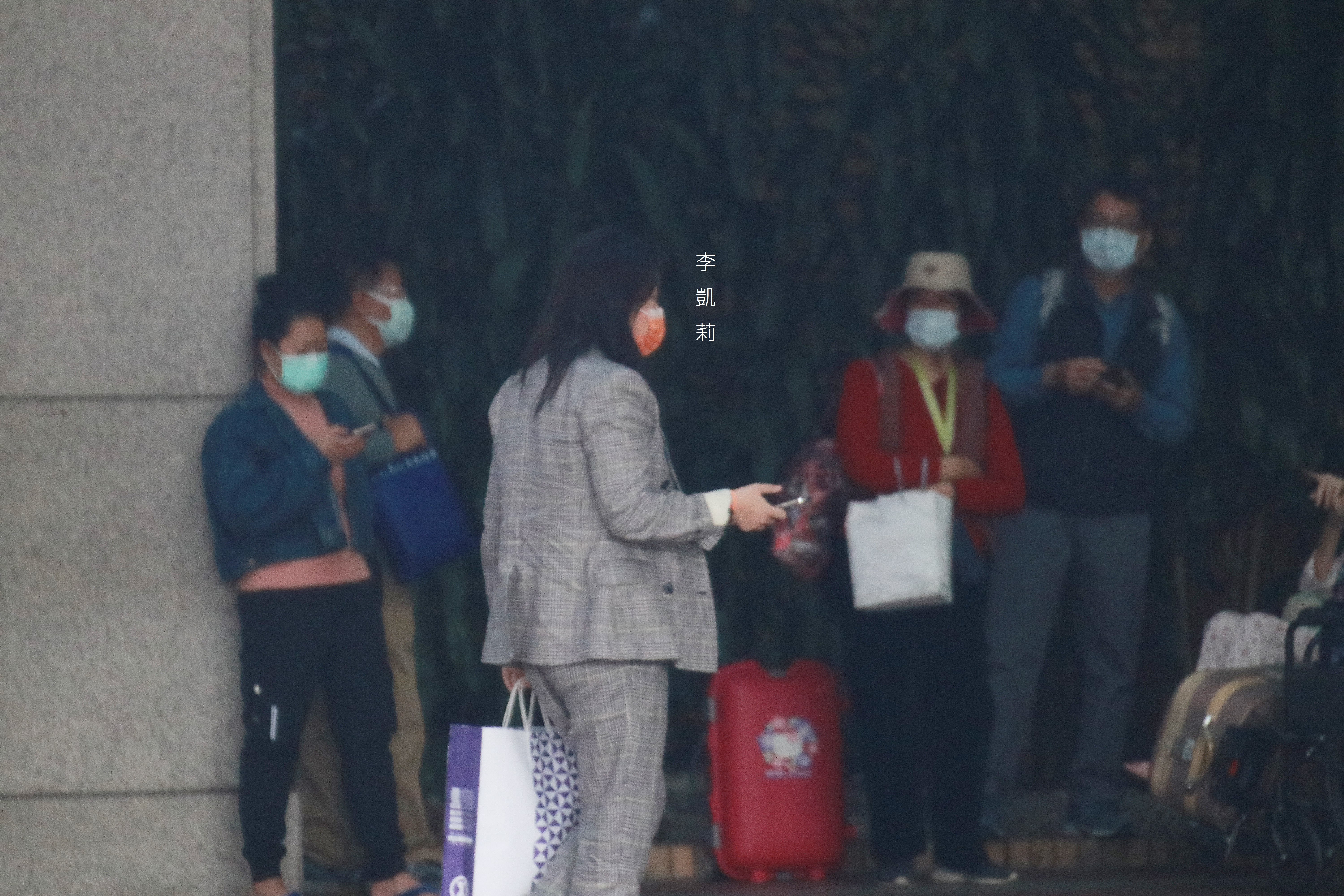 眼見父親受病痛折磨，李凱莉接任龍巖董座後，依舊撥時間前往醫院探視。