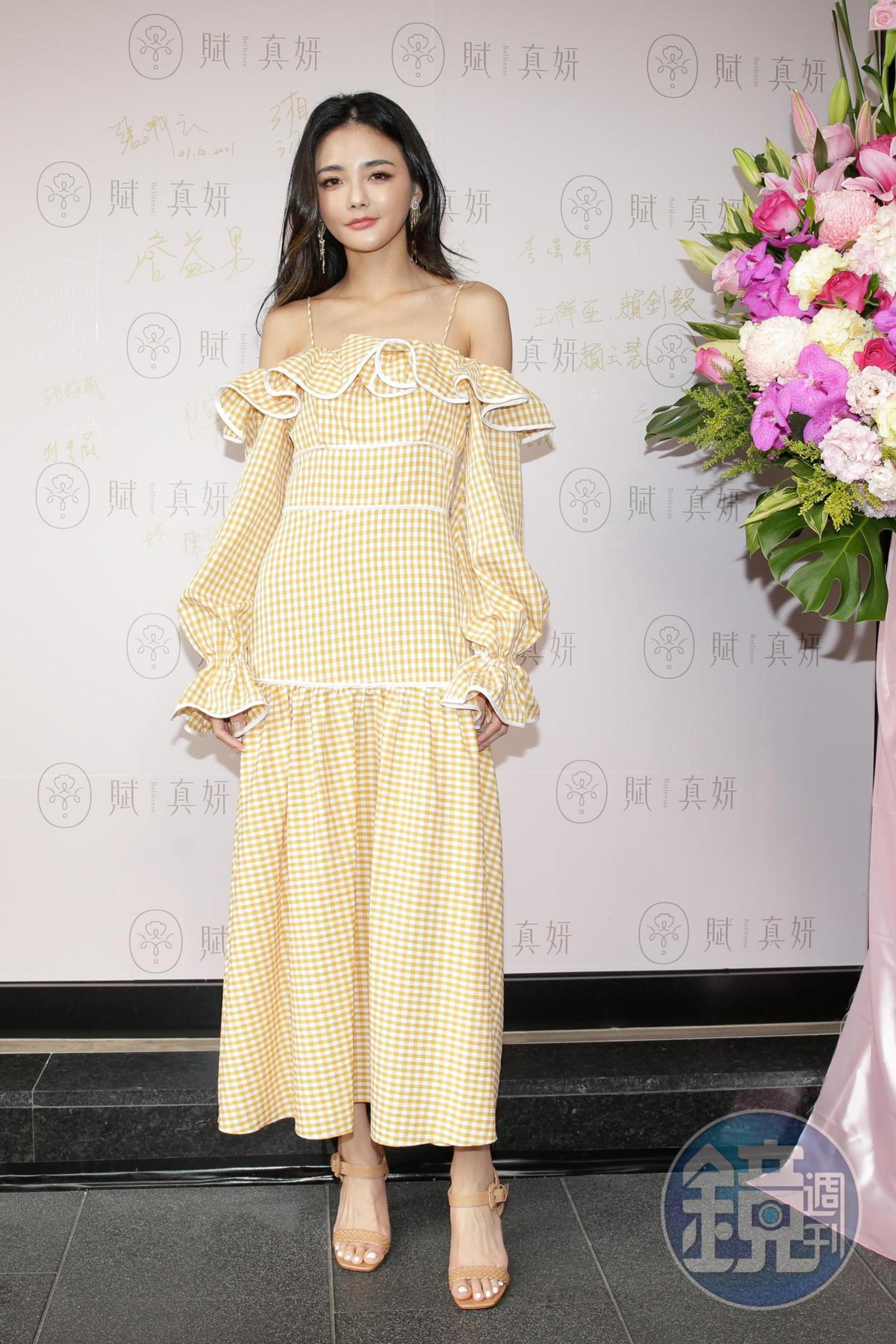 夏黃廉盈擁有高挑纖細的身材，讓人完全看不出來她是2個孩子的母親，大女兒與小女兒分別是11、10歲。