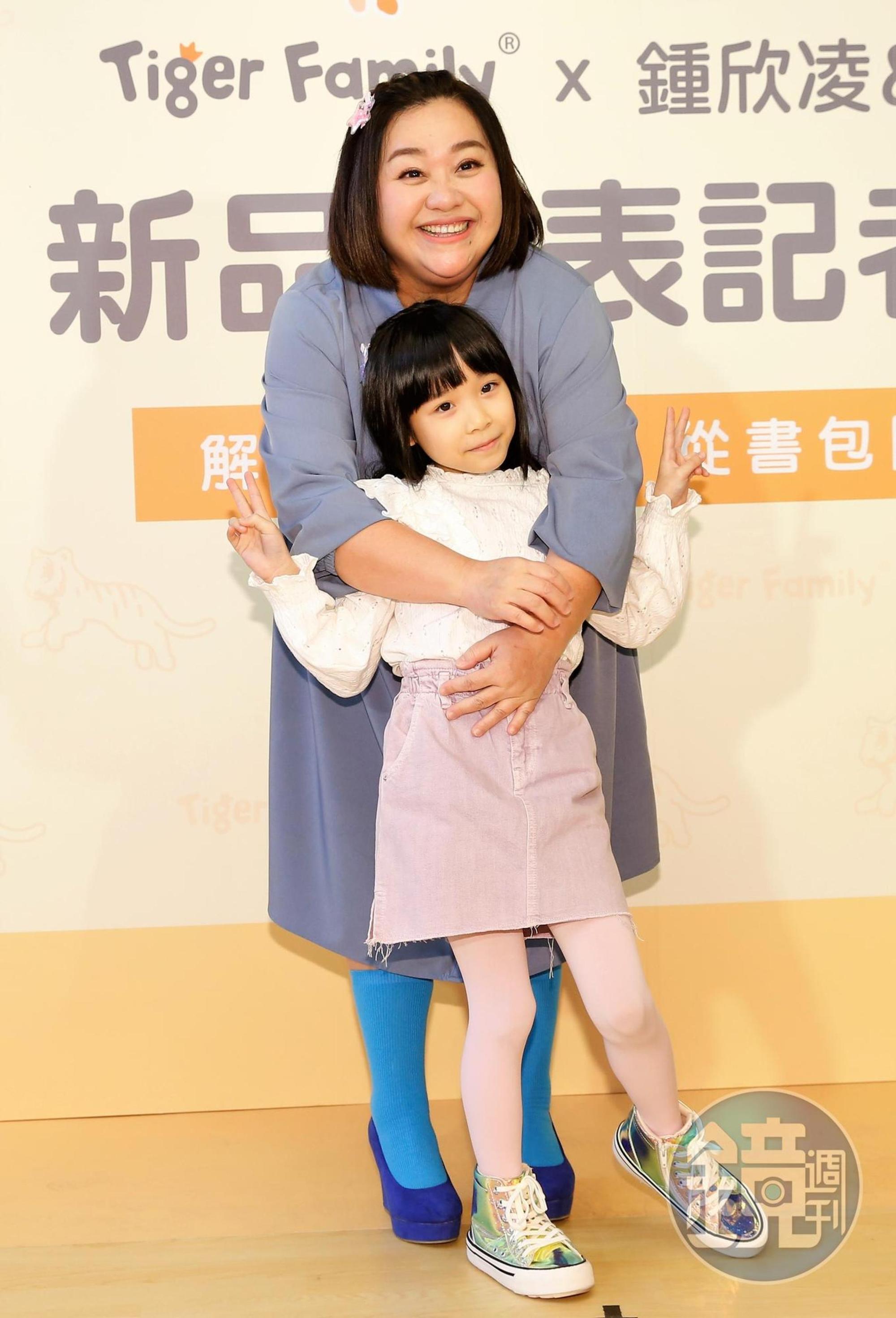 雖然鍾欣凌總被兩個女兒指定陪睡，但兔寶仍不忘吐槽老媽鼾聲大還有腳臭。