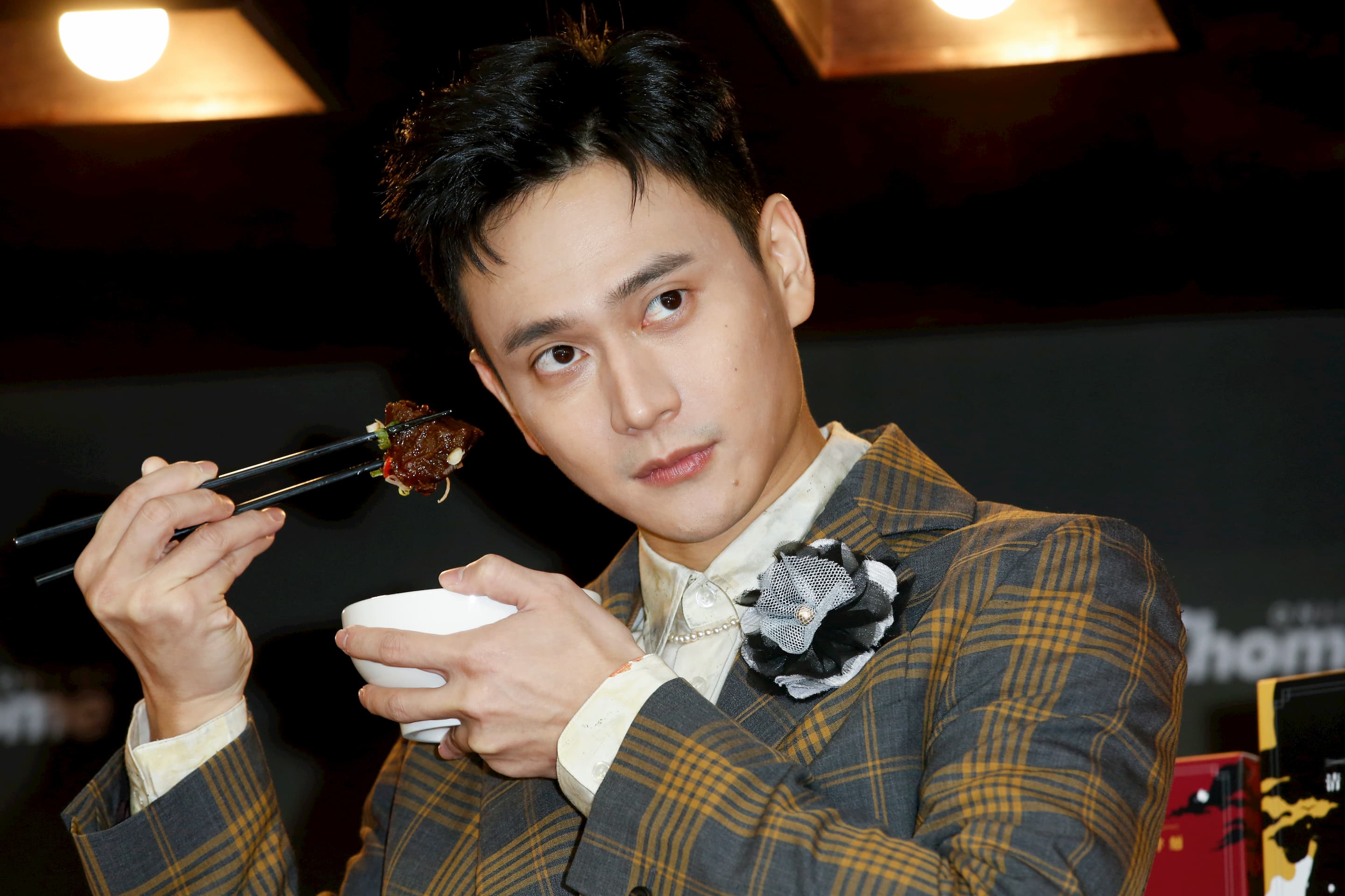 劉冠廷出席PChomeX家好選物聯名的米其林牛肉麵記者會，展現吃麵也能很帥。