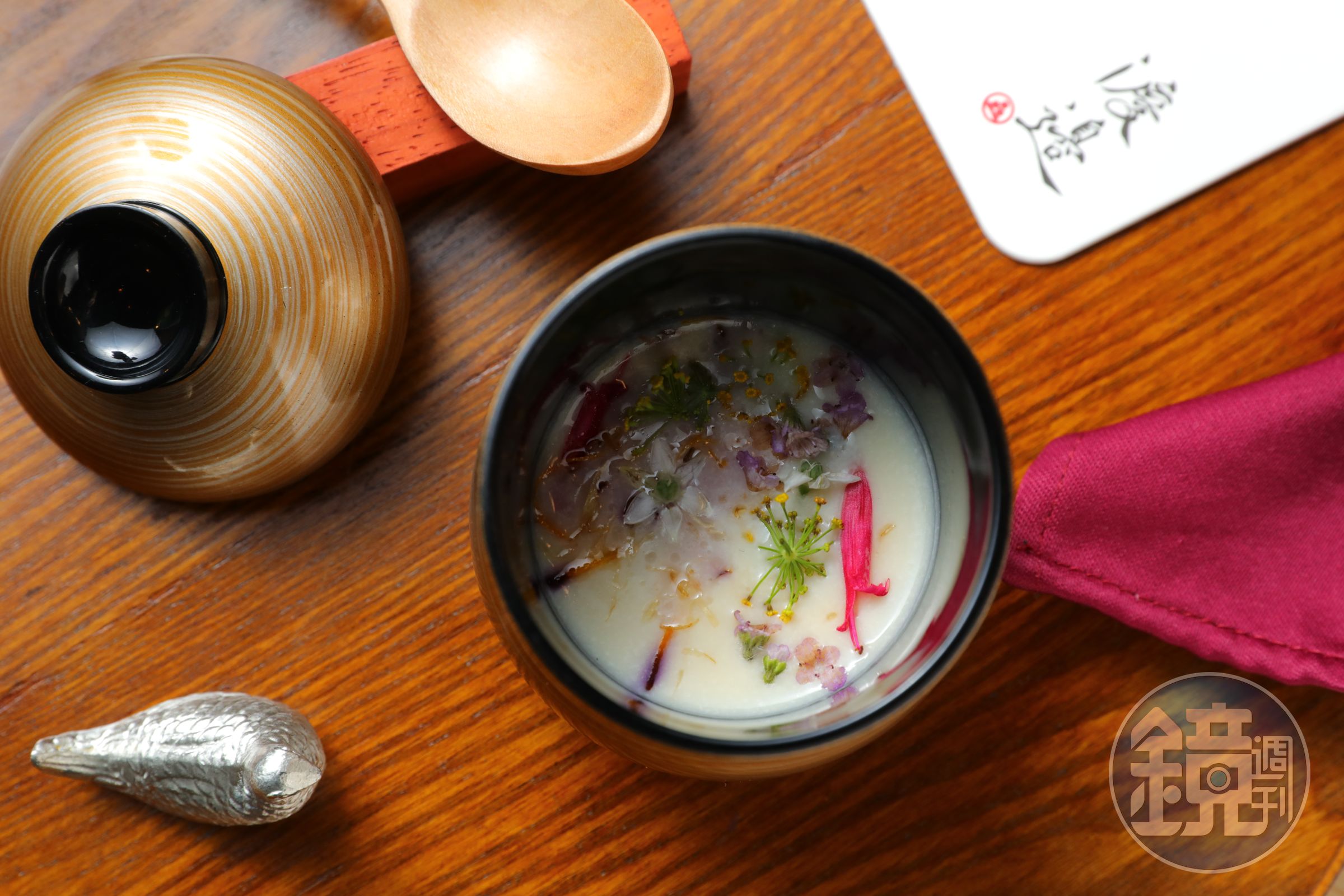 「白花椰菜濃湯」與蛤蠣同煮，極鮮極濃。