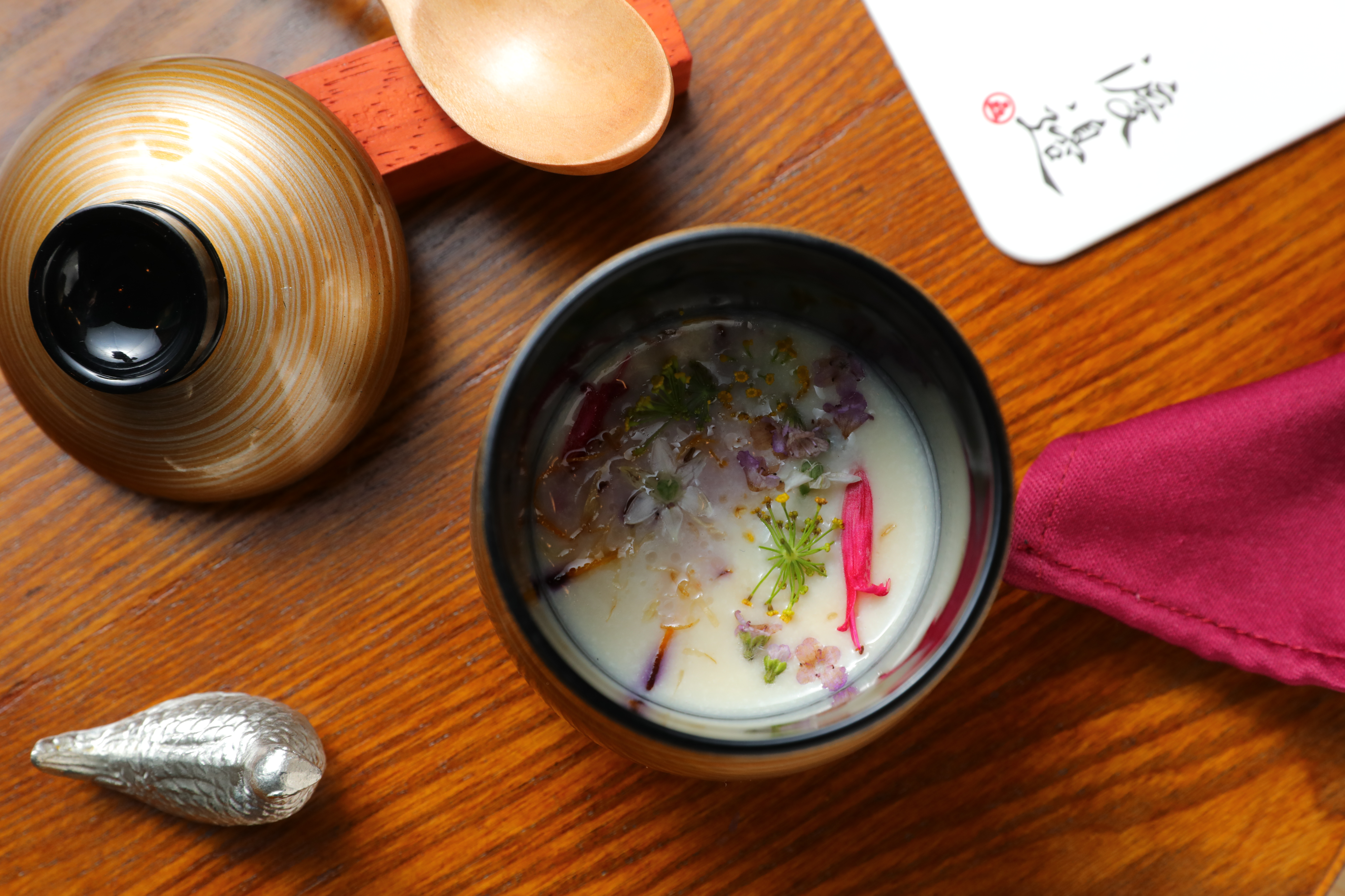 「白花椰菜濃湯」與蛤蠣同煮，極鮮極濃。