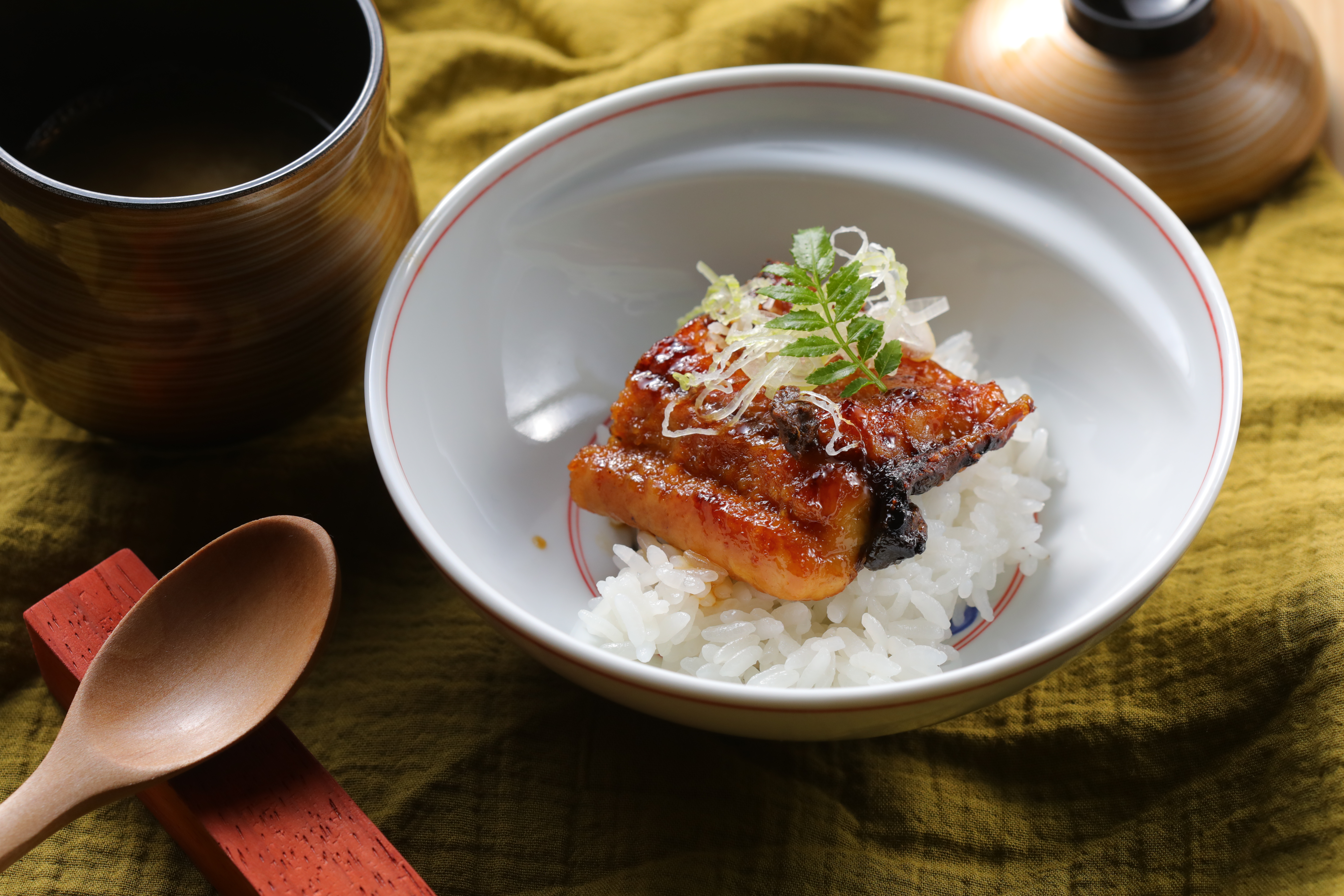 「招牌鰻魚飯」肉質厚實細緻，米飯以羽釜烹煮得粒粒飽滿。