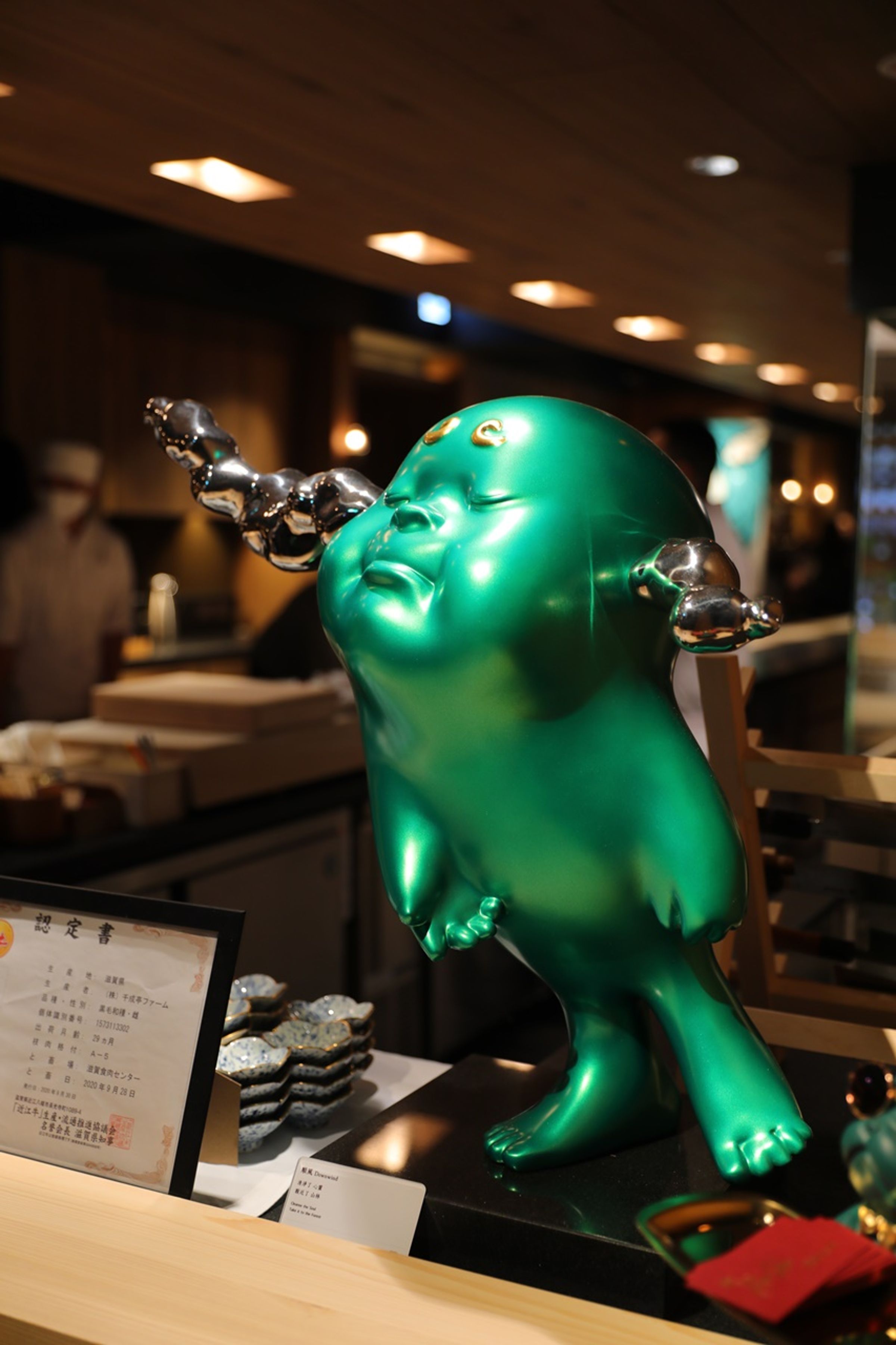 藝術品「順風」站在進門處迎接客人，相當吸睛。