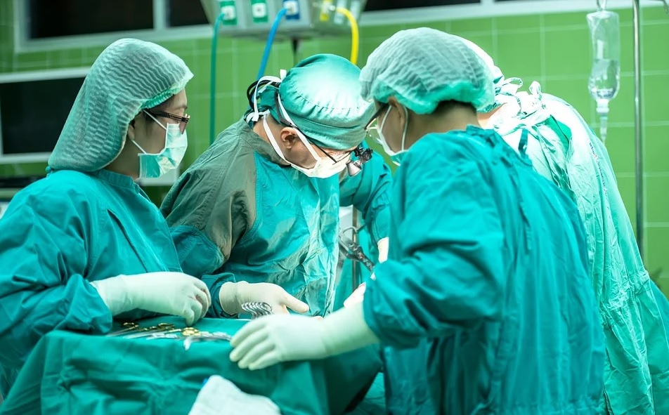 醫護粉專「美的好朋友」感嘆平常醫師為病患耐苦耐勞，染疫後卻還要被酸民獵巫。（示意圖，pixabay）