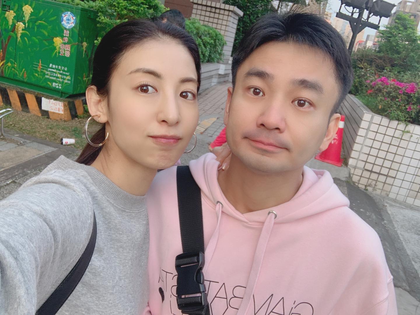 大久保麻梨子笑說很多人認為兩人有夫妻臉。(翻攝自大久保麻梨子臉書粉絲專頁)