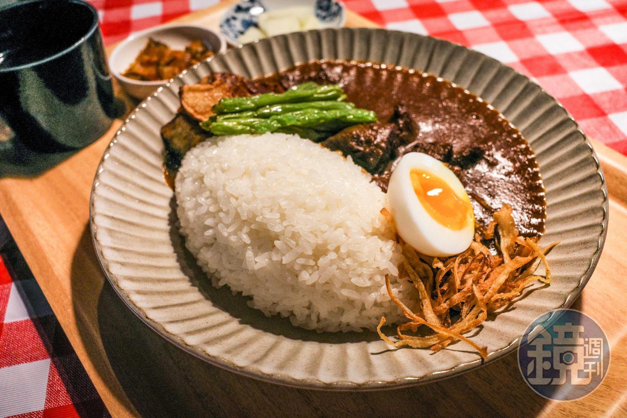 醬汁香濃的「和牛咖哩飯」(250元/份),大人系的辛香口感入口就知道;想要濃郁升級也可以選擇「和牛起司咖哩飯」(270元/份)。