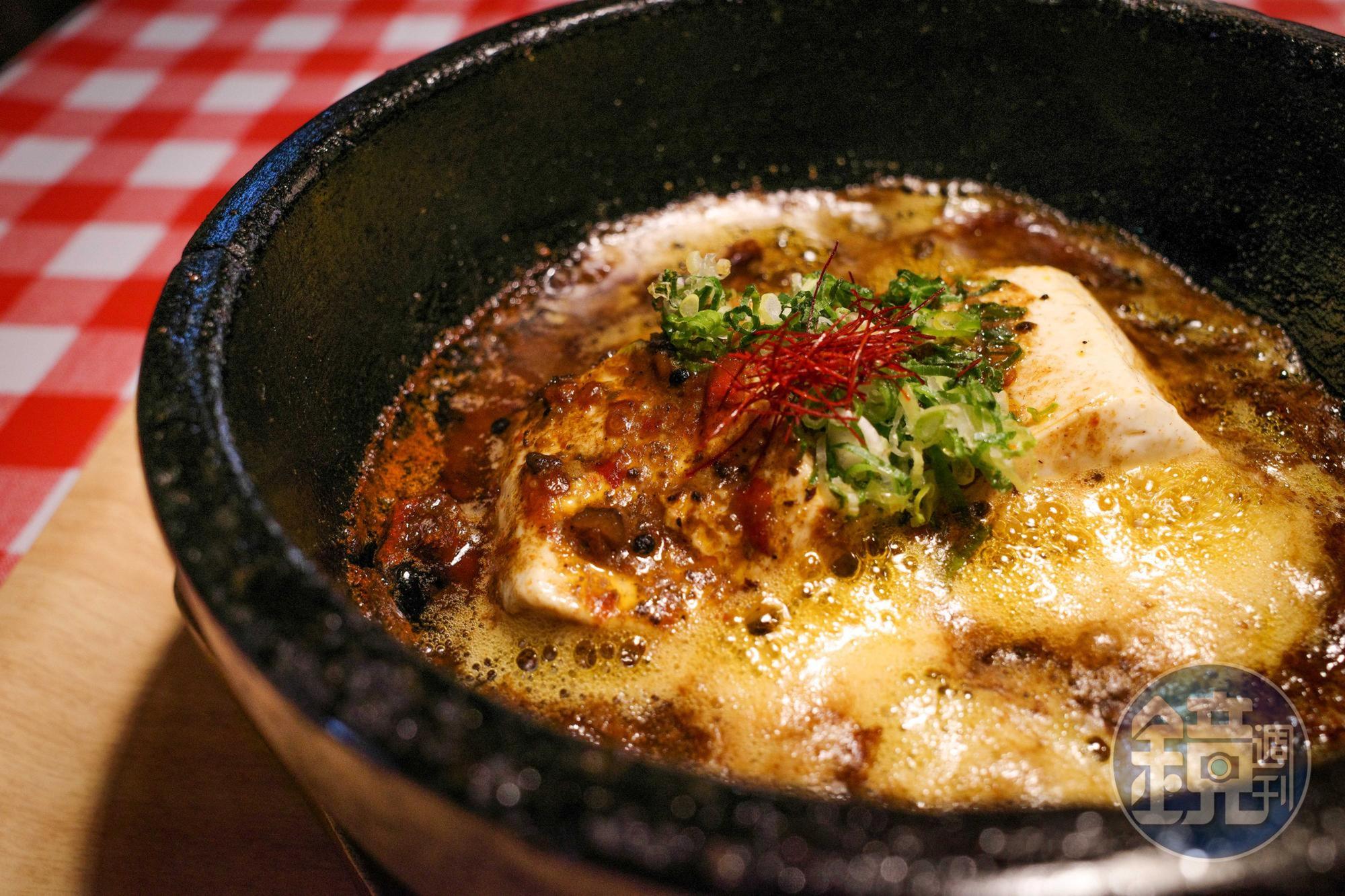 「和牛重慶麻婆豆腐」有辛辣感十足的重慶底料,比起鹹辣更顯香麻。(250元/份)