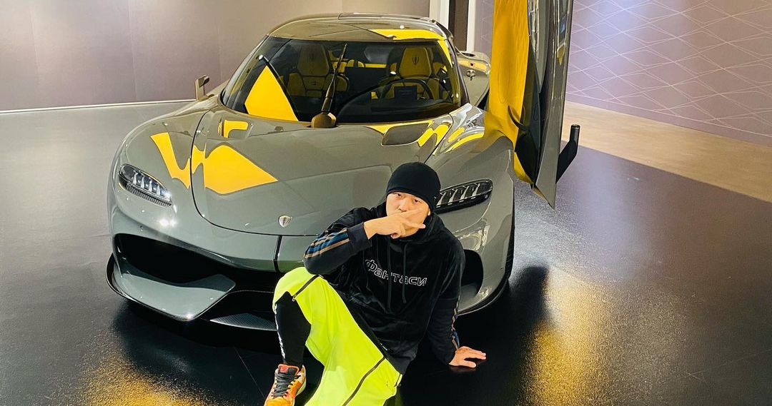 該輛超跑11日才供賞車，周杰倫就在12日凌晨曬出合照，果然是VVIP的身分。（翻攝周杰倫IG）