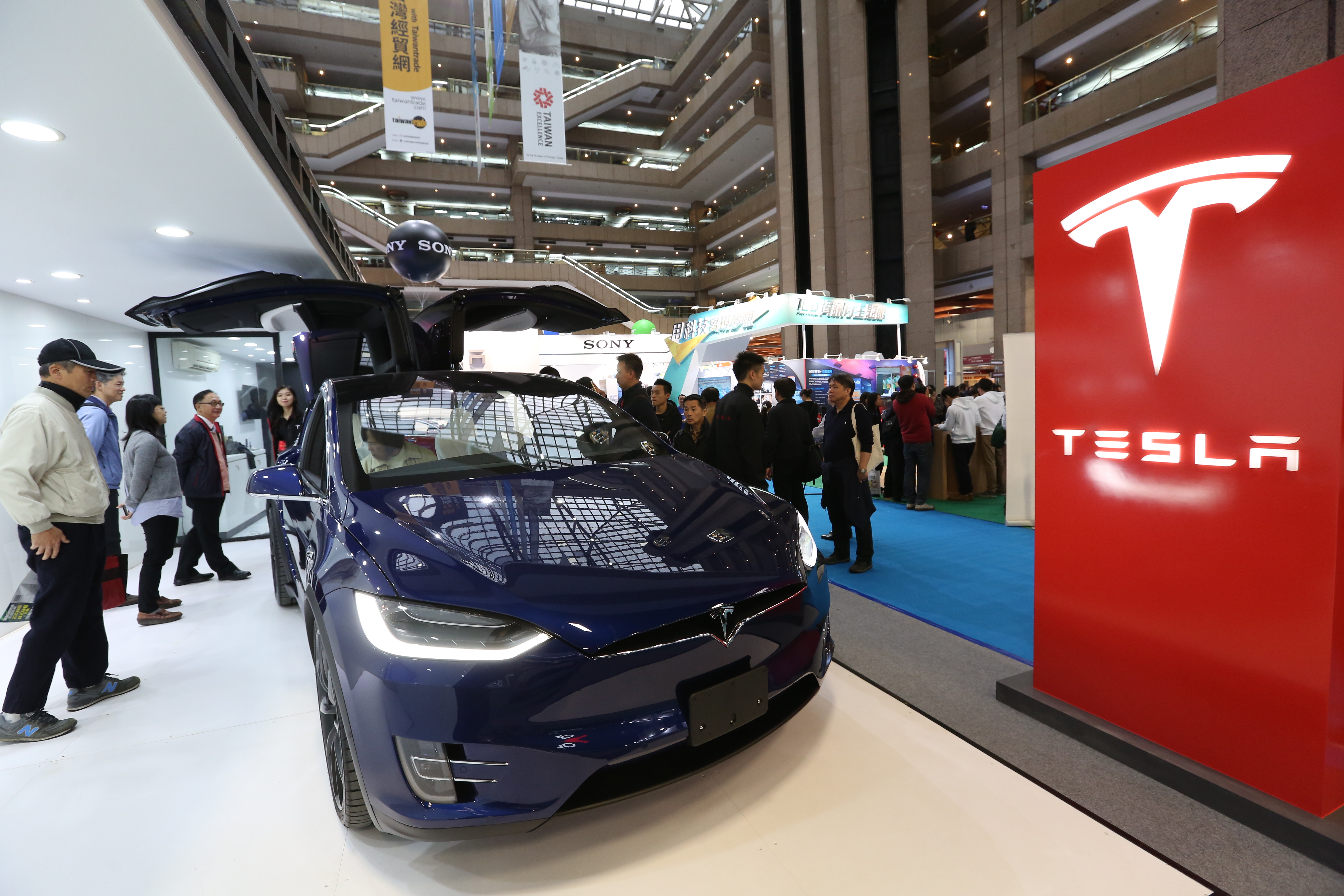 電動車大廠特斯拉汽車公司（Tesla）股價不斷創下歷史新高，不僅創辦人馬斯克（Elon Musk）晉升全球首富，股東們也連帶受惠。（本刊資料照）