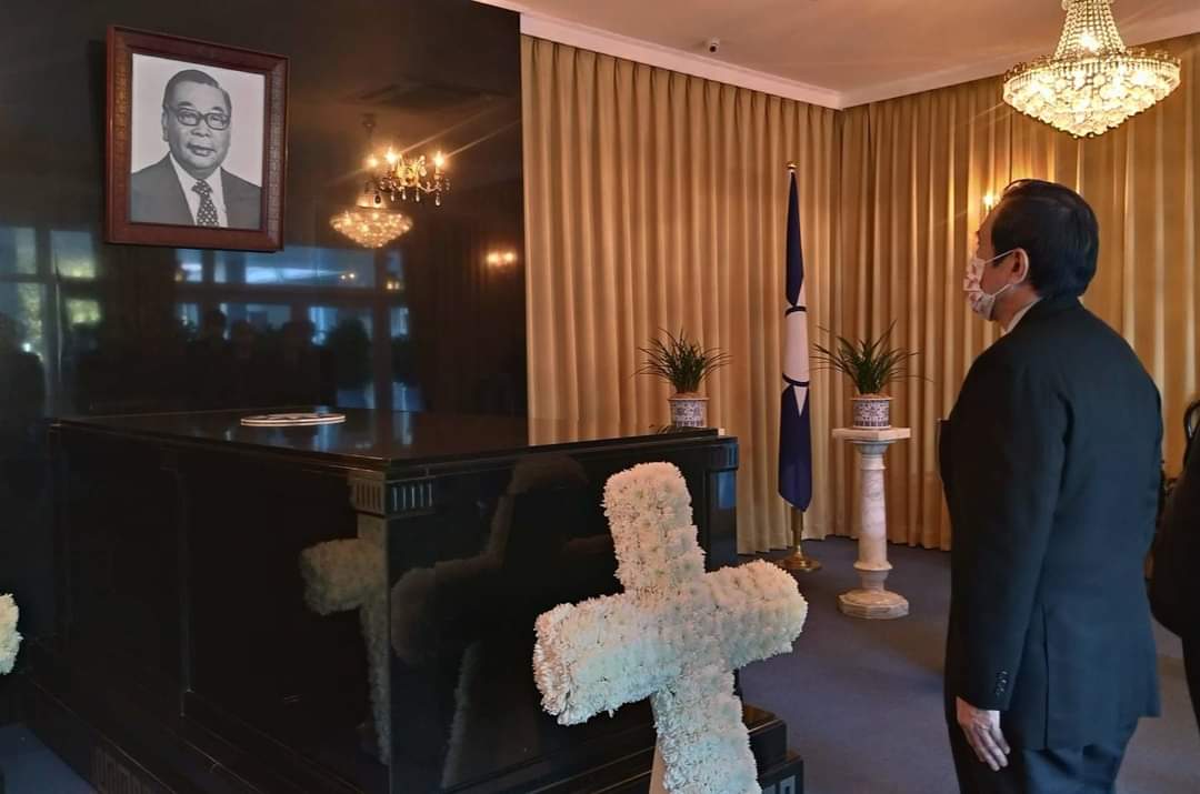 今天是已故總統蔣經國逝世33週年，前總統馬英九上午到桃園大溪謁陵。（翻攝自馬英九臉書）