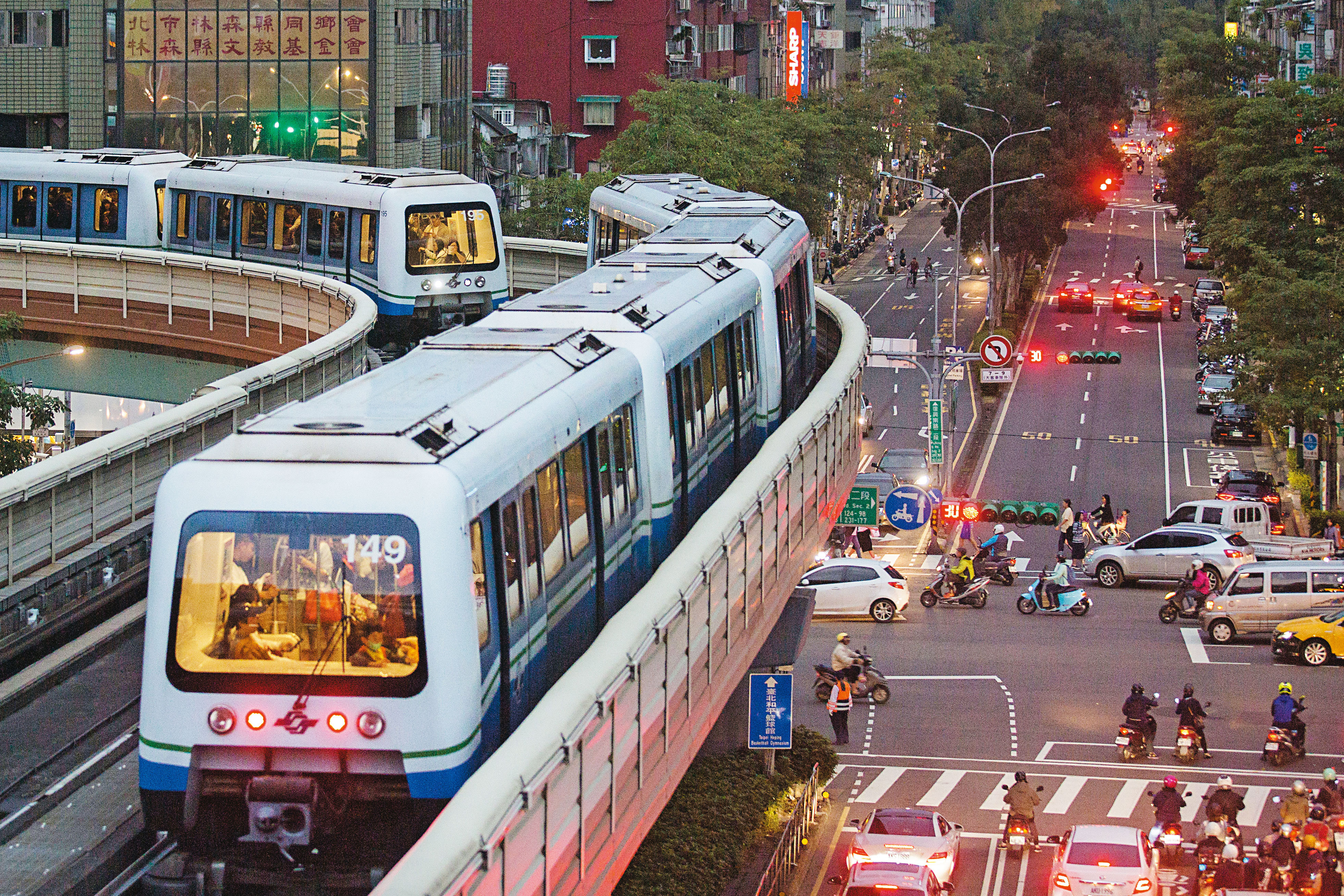 考量物件未來的成長性,可挑選擁有捷運、輕軌題材的重劃區。