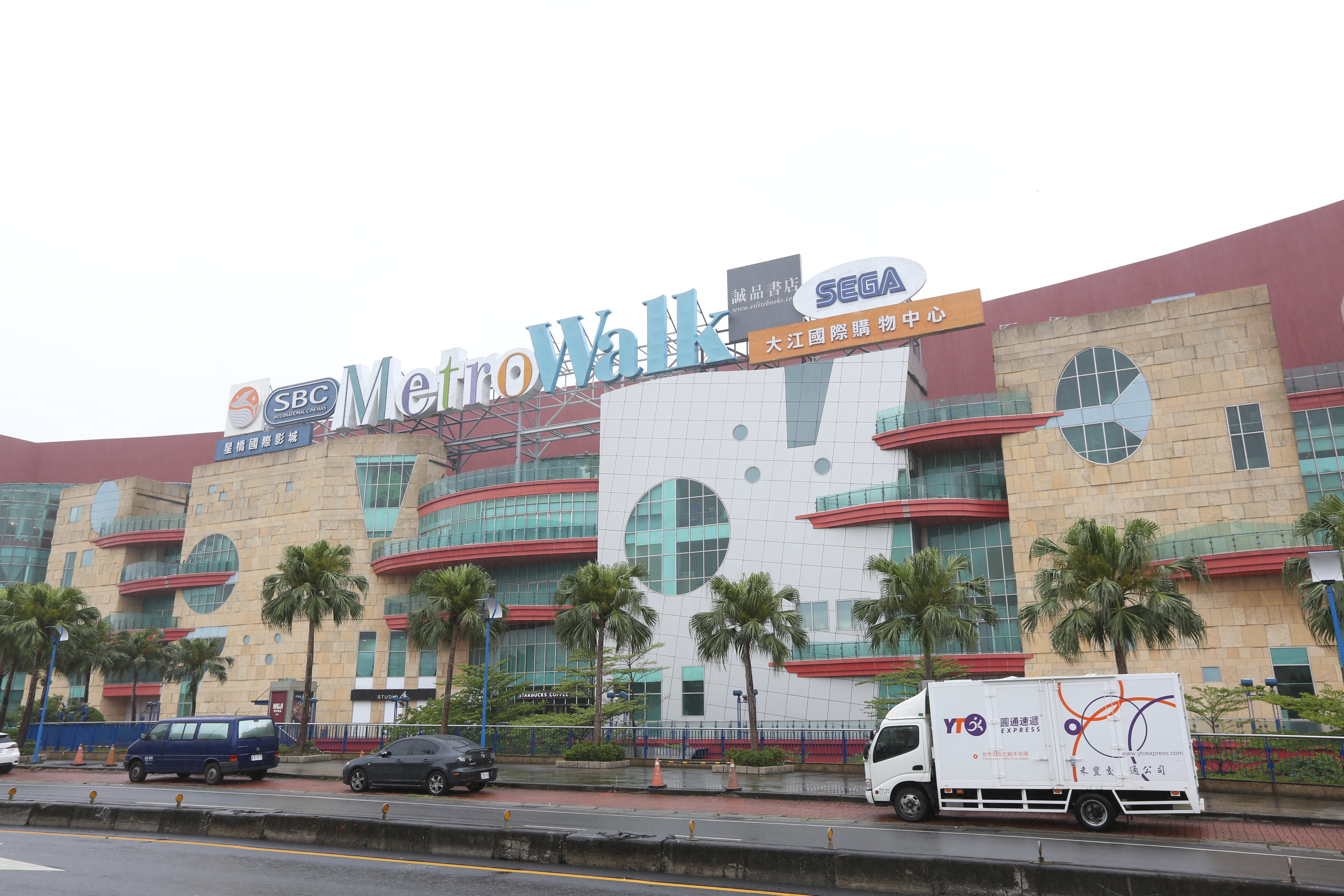  大江購物中心昨天緊急消毒暫停營業一天。（本刊資料照）