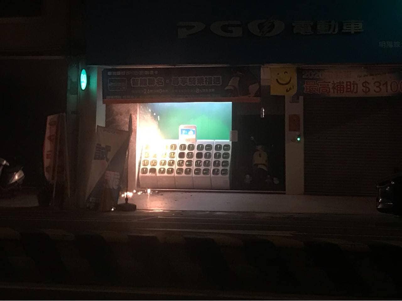 台南市南區健康路二段的Gogoro電池交換站，昨晚11點多突然發生火警。（翻攝自GOGORO CLUB TAIWAN臉書社團）
