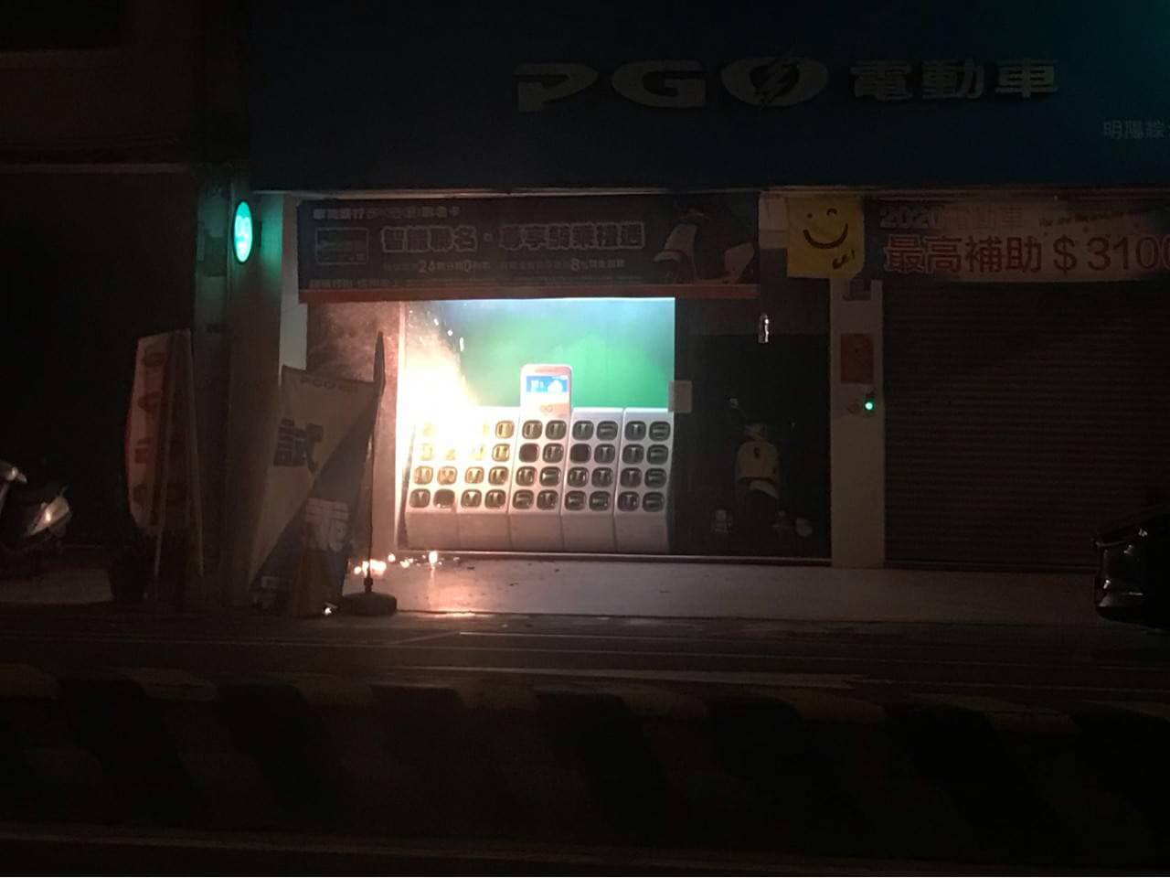 台南市南區健康路二段的Gogoro電池交換站，昨晚11點多突然發生火警。（翻攝自GOGORO CLUB TAIWAN臉書社團）