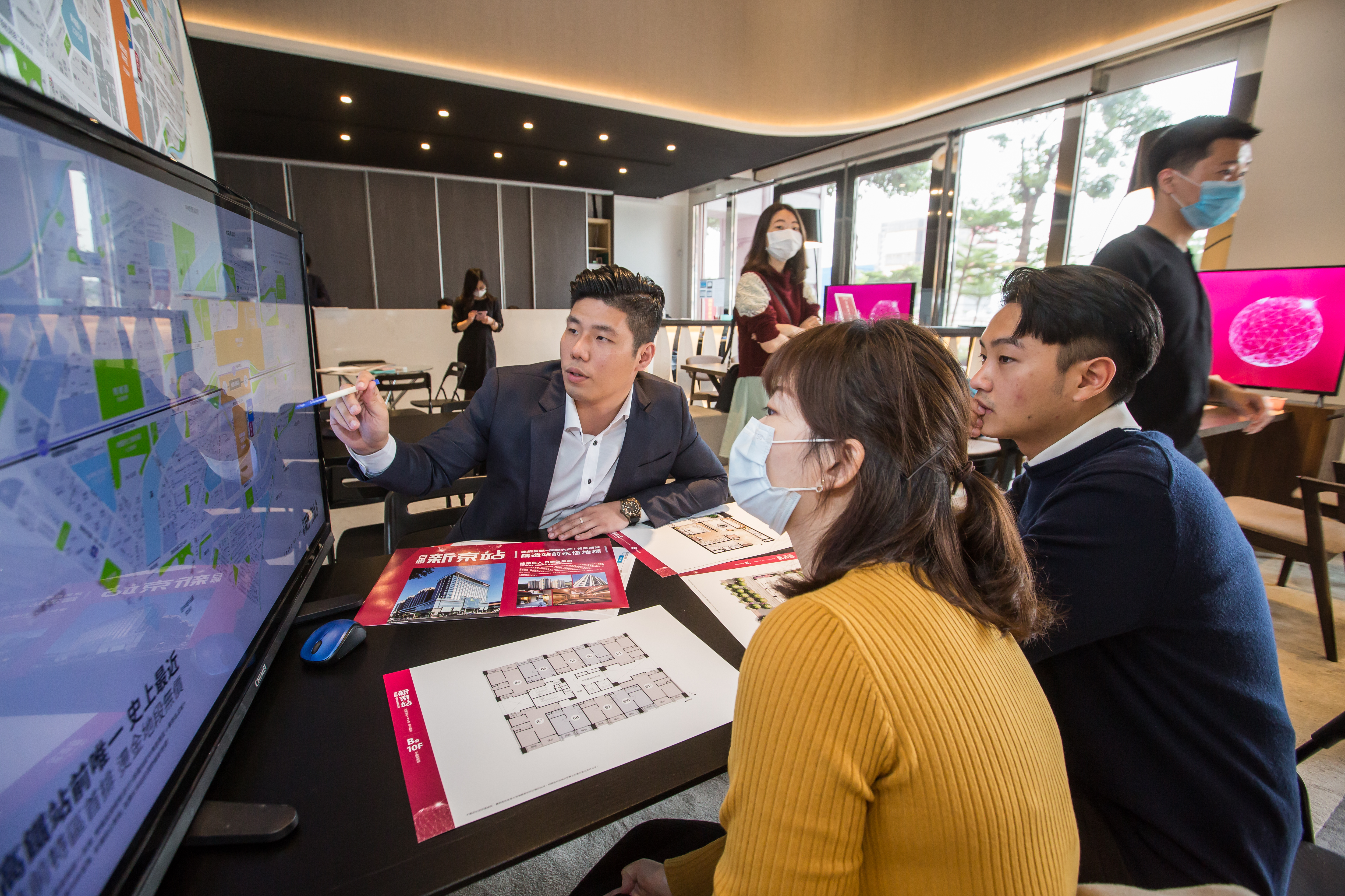 銷售端透露，政府打炒房後，購屋人潮中投資客已減少15%，自用族群持平。