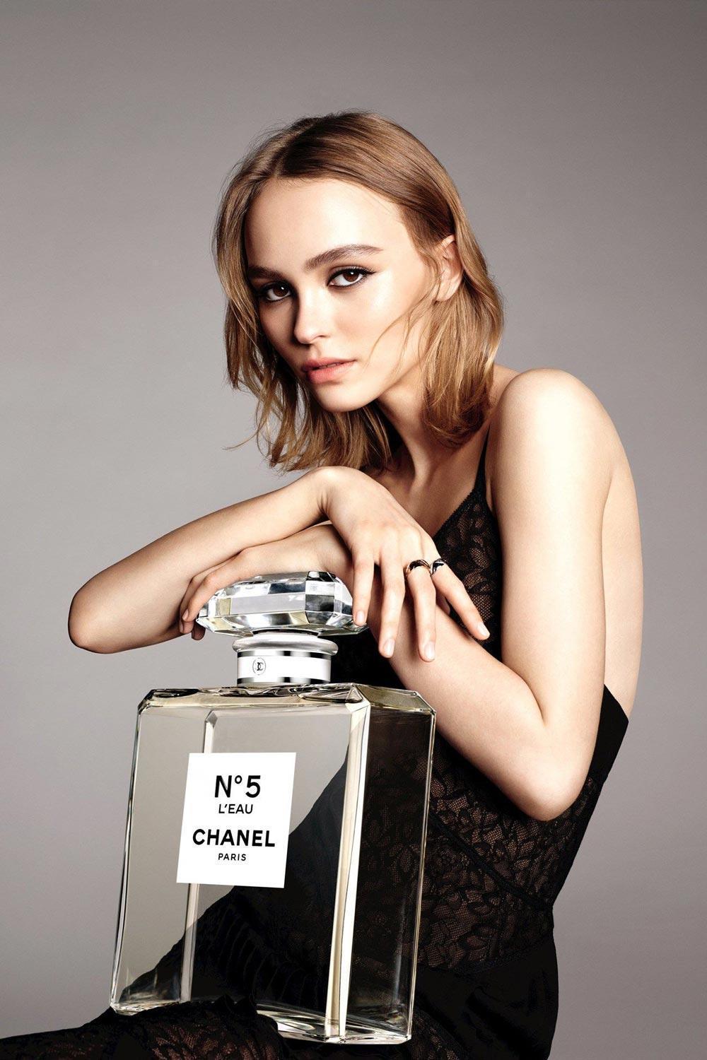 莉莉蘿絲戴普(Lily-Rose Depp)遺傳凡妮莎與強尼戴普的星味,2016年擔任香奈兒經典N°5 香水代言人。(香奈兒提供)