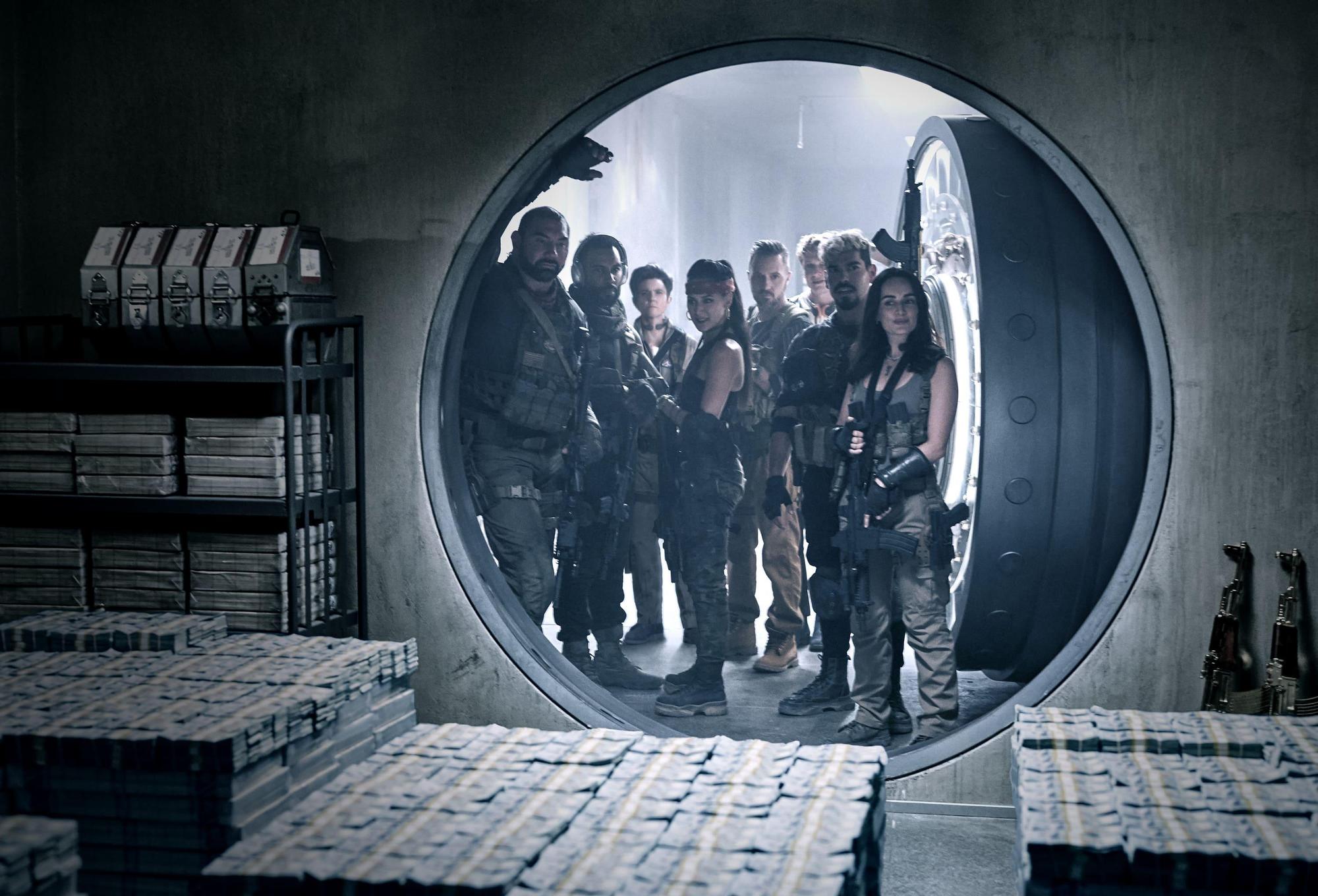 《活屍大軍》跟著敢死隊一起殺入賭城,在活屍包圍中搶走鉅款。(Netflix提供)