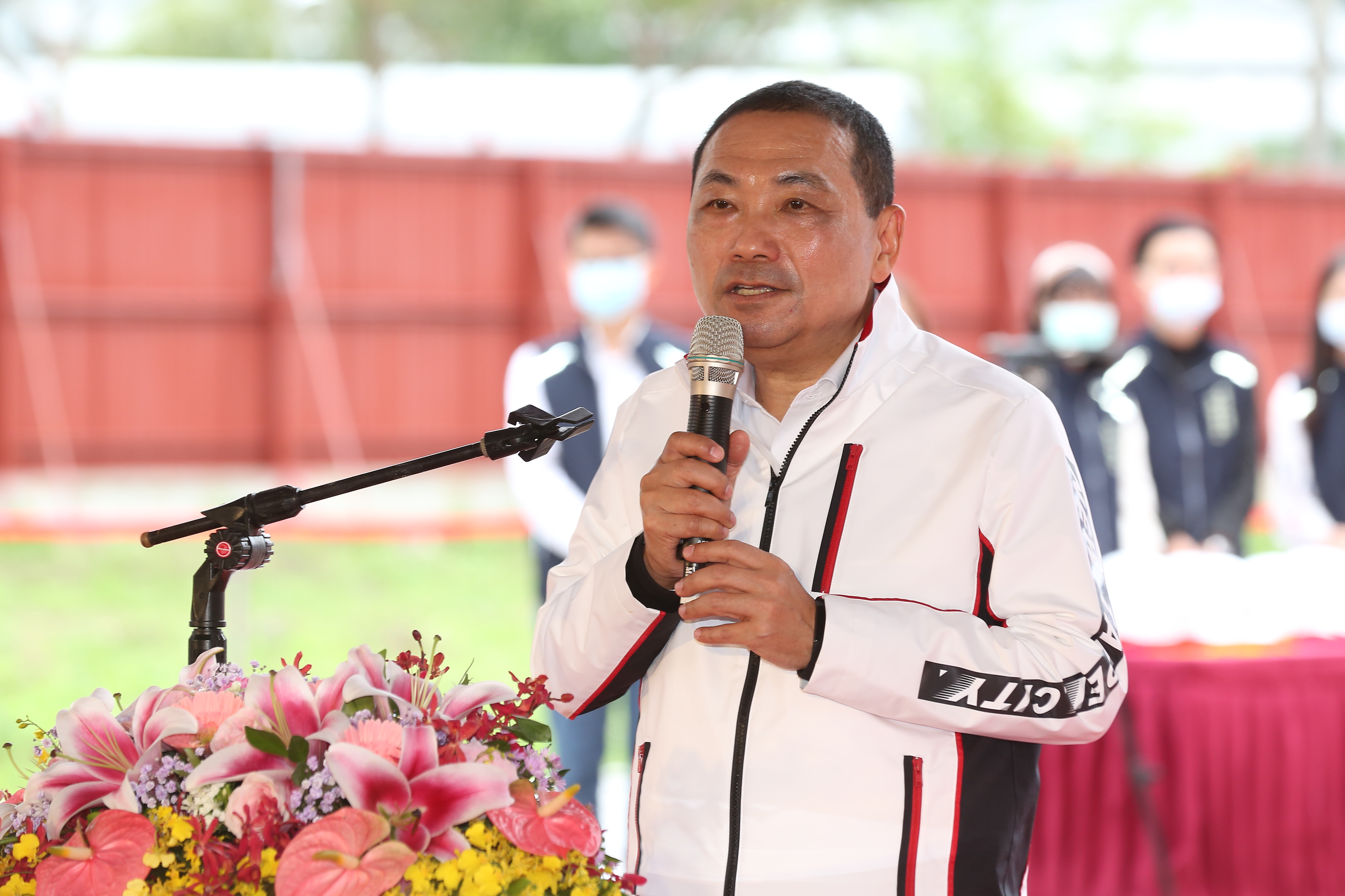 新北市長侯友宜今鼓勵市府員工以年菜外帶取代尾牙餐會，線上摸彩鼓舞士氣。（本刊資料照）