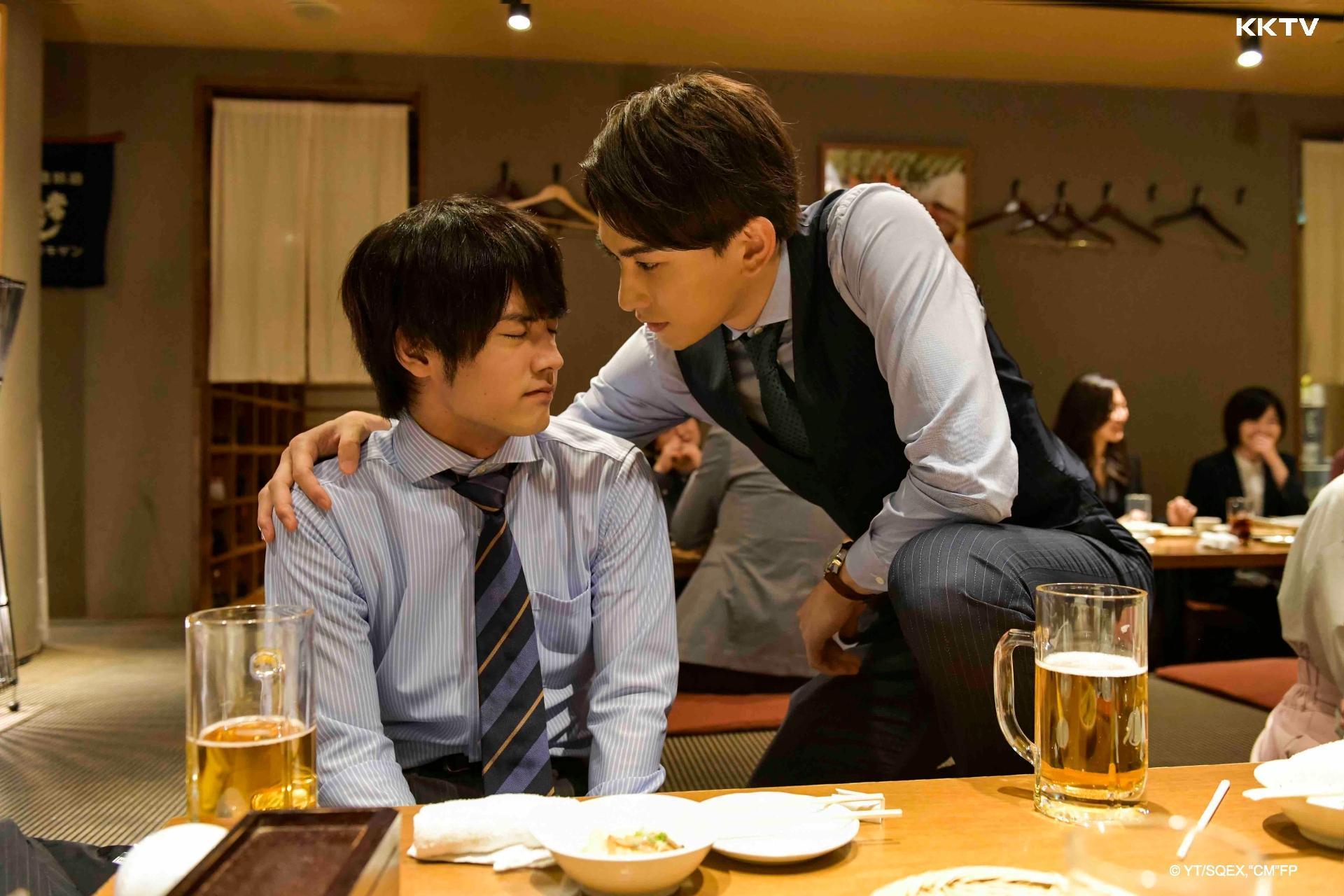 町田啓太（右）在《如果30歲還是處男，似乎就能成為魔法師》中多場側臉特寫的戲都引發劇迷討論。（KKTV提供）