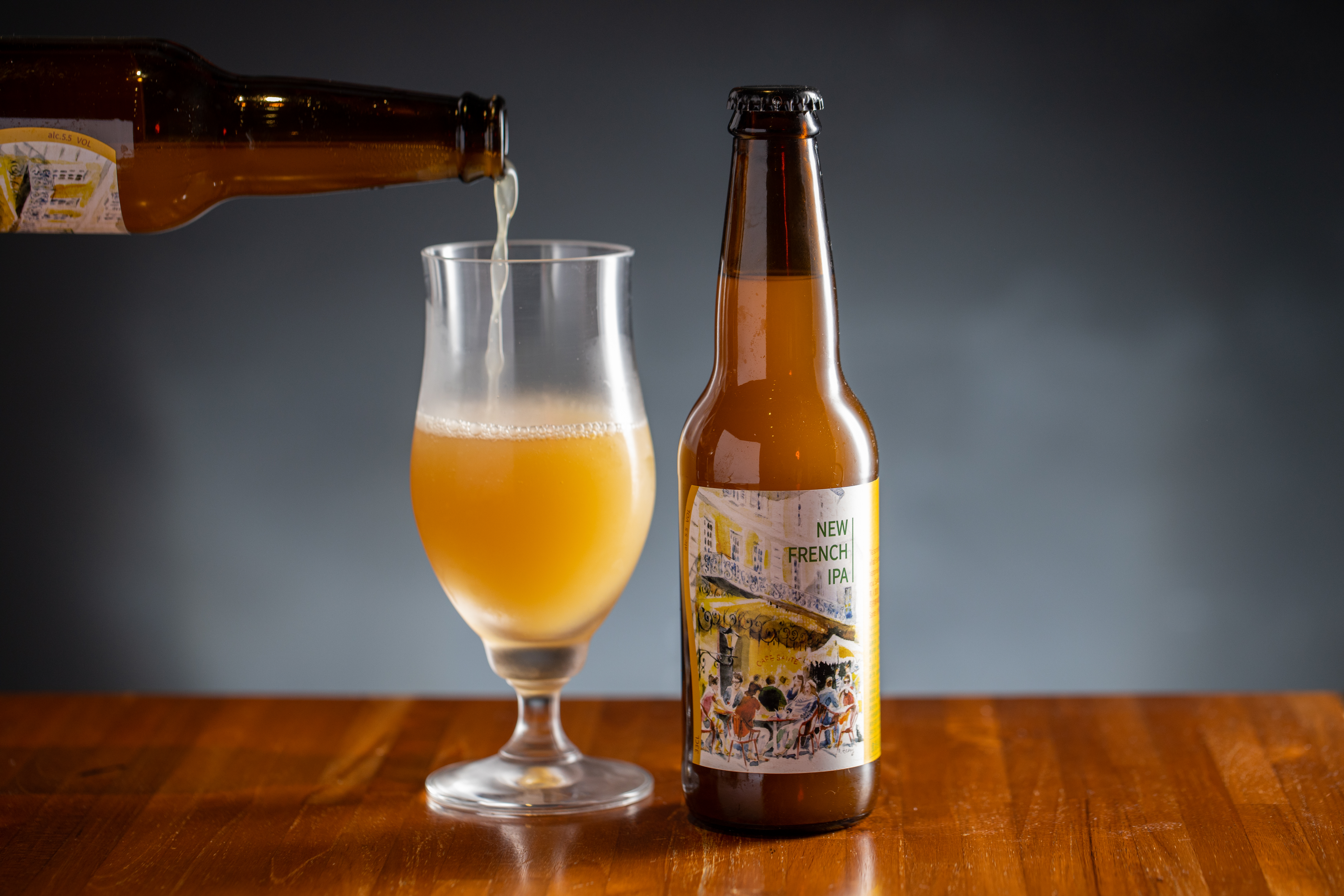 福爾摩沙精釀的酒標已歷經第三代識別，比如這款「七里香」為了呈現濃郁的法式風情，以法國亞爾的梵谷咖啡店作為背景。