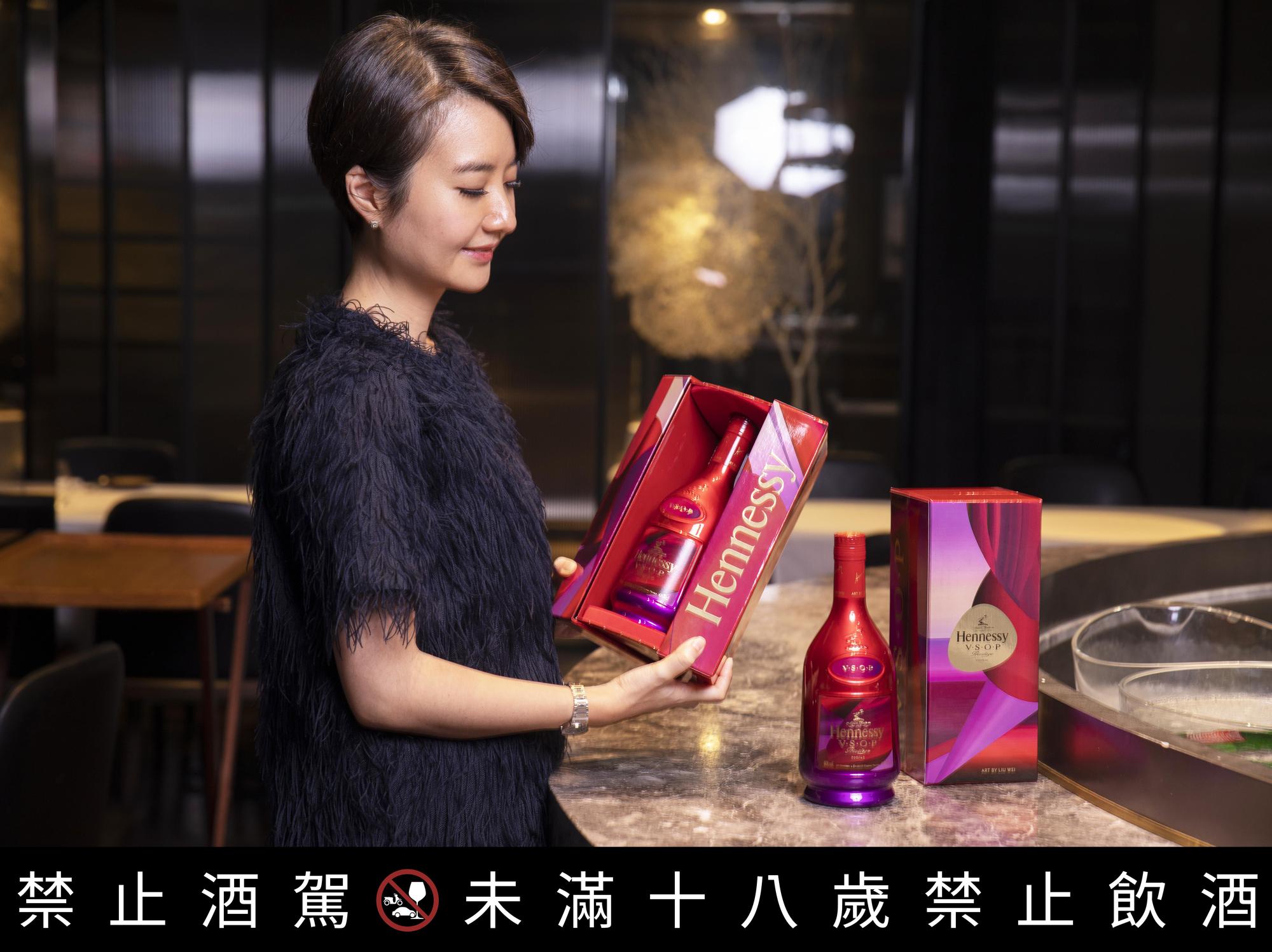 這次「軒尼詩V.S.O.P 2021春節限量版」,以春暖豐饒的色彩點亮整個禮盒,Liz覺得包裝很有年節氛圍