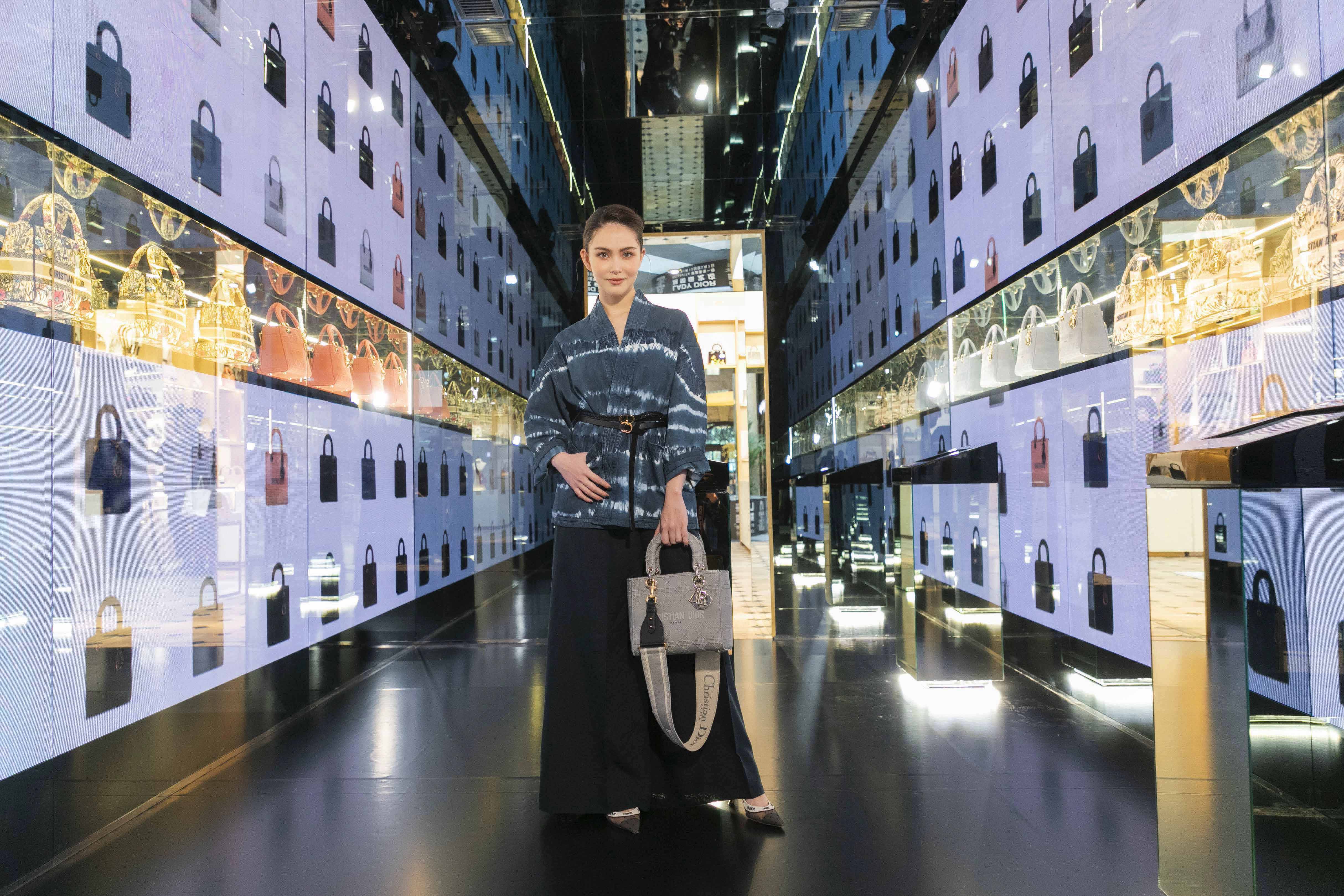 昆凌穿著的紮染丹寧藍繫帶外套、深藍色絲質褲裙價格皆為店洽;Lady D-Lite石灰色籐格紋刺繡帆布中型提包NT$140,000、灰色刺繡帆布寬背帶NT$34,000。(迪奧提供)