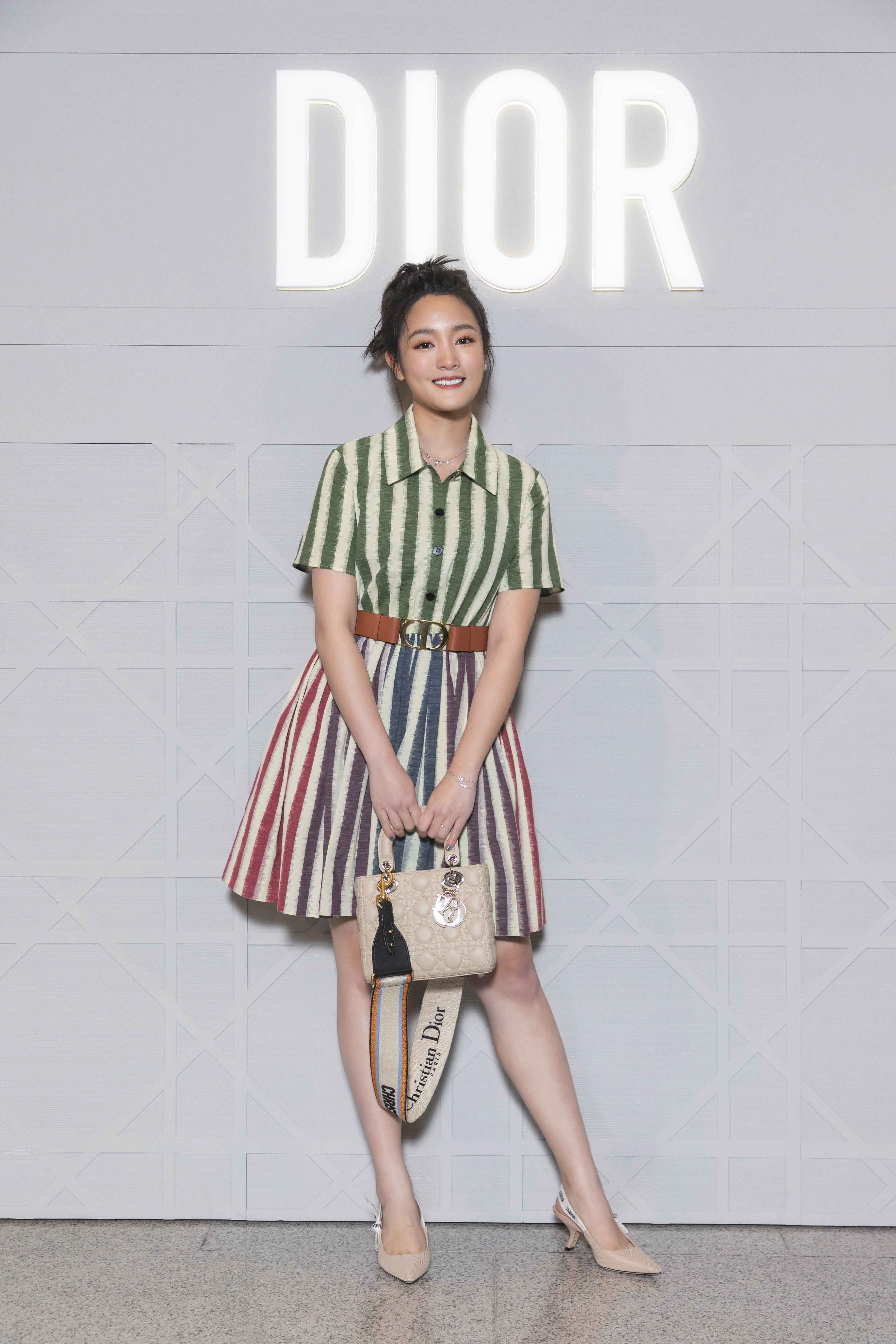王淨彩色條紋棉織洋裝價格店洽、米色襯褲NT$34,000、30 Montaigne橘褐色光滑小牛皮腰帶NT$29,000、My ABCDior米色小羊皮提包搭配琺瑯彩繪吊飾NT$145,000、米色刺繡帆布寬背帶NT$34,000。(迪奧提供)