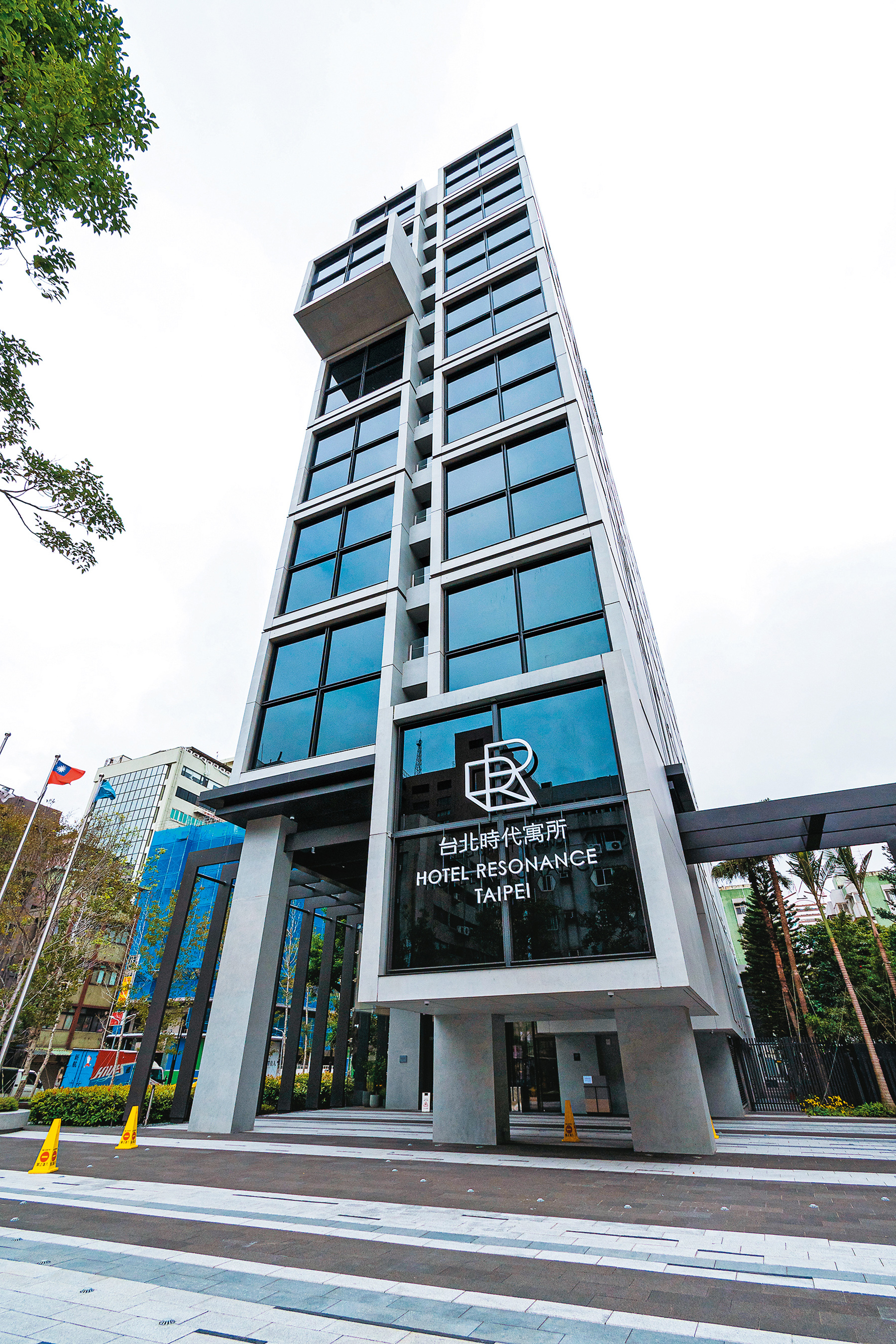 台北時代寓所外觀以堆疊的膠卷盒為靈感，訴說這塊土地的老記憶。