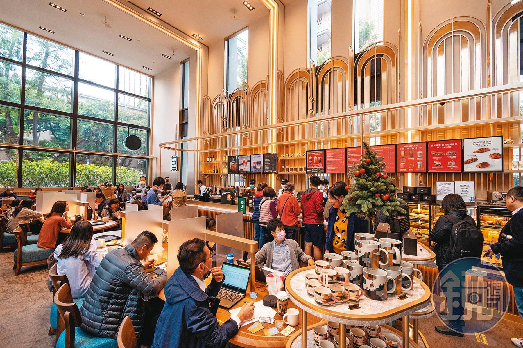 這是星巴克首間入駐飯店的門市,最吸睛的是充滿金屬感的中央吧台。