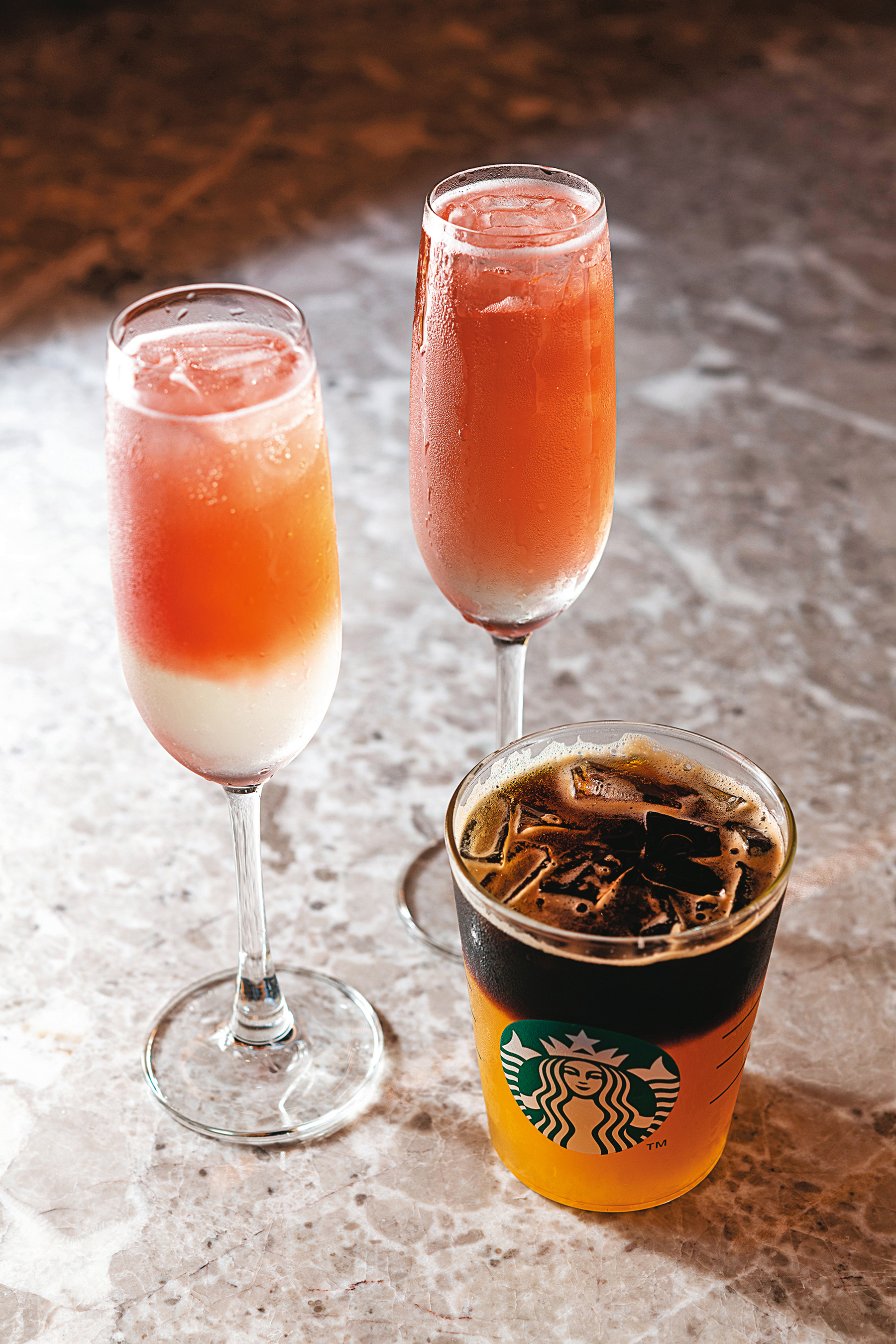 星巴克時代寓所店能喝到不少限定飲品，包括「粉紅年代氣泡調酒」（後，400元／1組2杯）與「金桔香柚冷萃咖啡啤酒」（前，200元／杯）。 