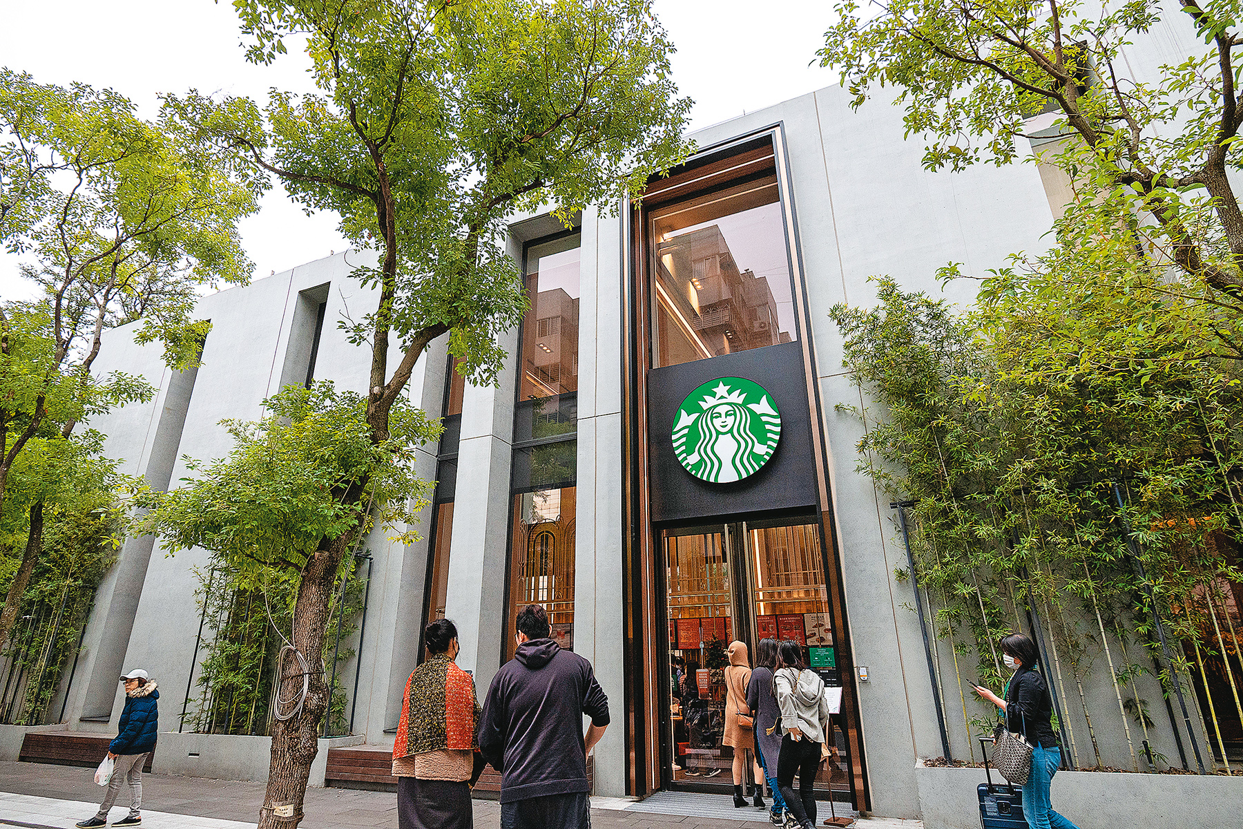 「星巴克時代寓所店」座落在酒店1樓的另一側，有獨立的入口。