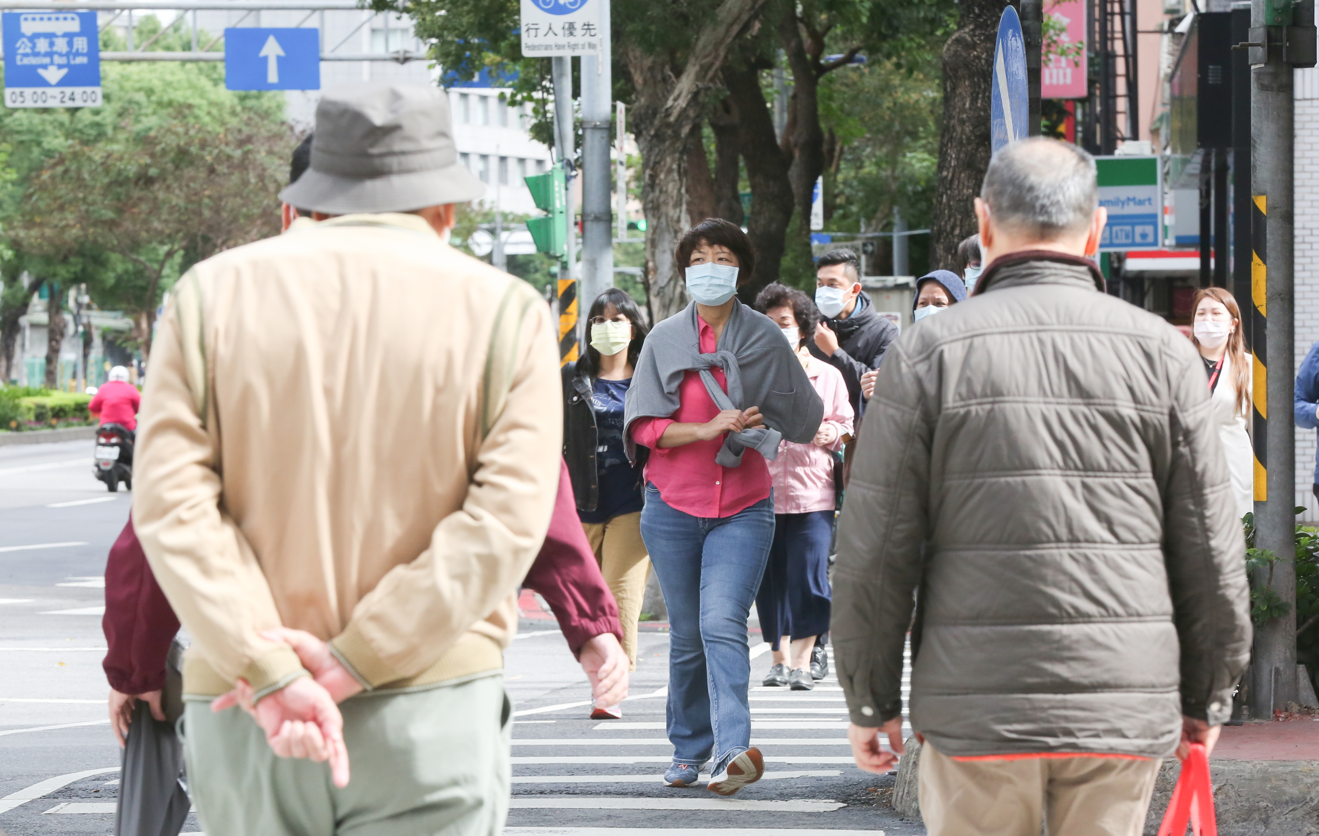 今明白天陽光露臉後，各地都有機會更溫暖些，西半部最高溫還可回升至24、25度。（本刊資料照）