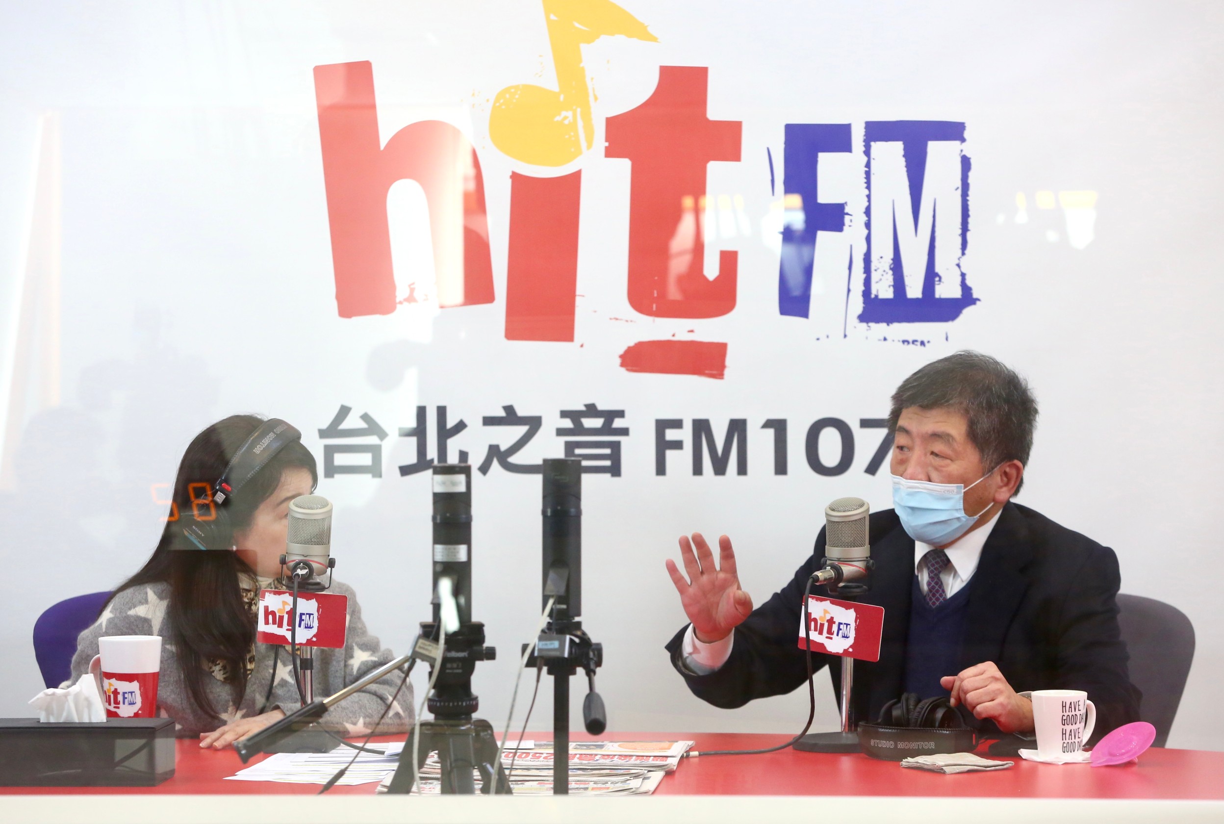 針對楊志良對染疫醫師所提出種種質疑，陳時中（右）接受周玉蔻（左）廣播專訪回應，「在特定在公共領域有聲望的人，自己應該要有同理心。」