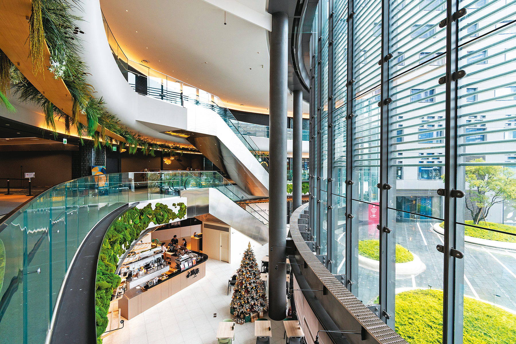 「春大直」的商場空間引入獨特的「苔生牆」概念，要讓客人走進室內也能感受自然綠意。