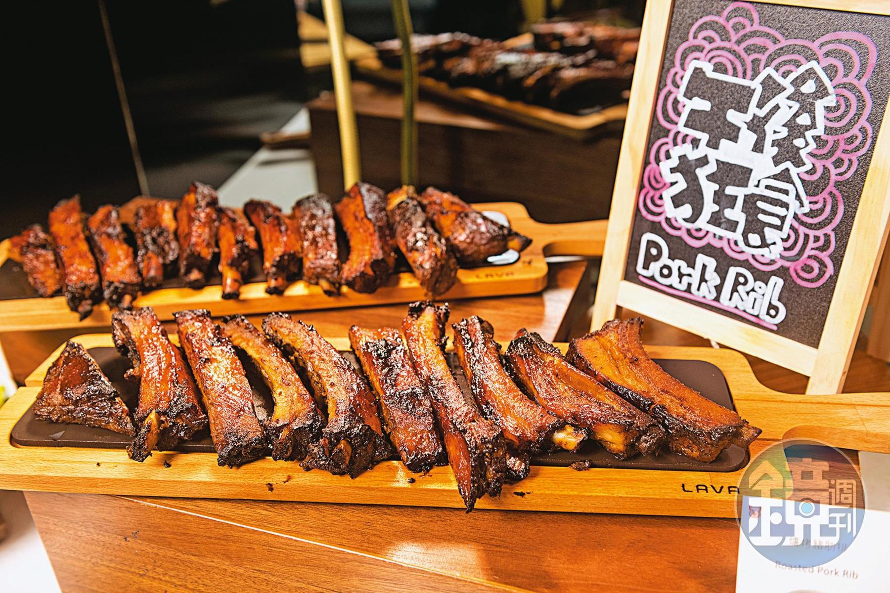 飯店於下午4點至6點推出的「午後酒肉狂」，能吃到主廚祕製的烤豬肋排。（780元起／人）