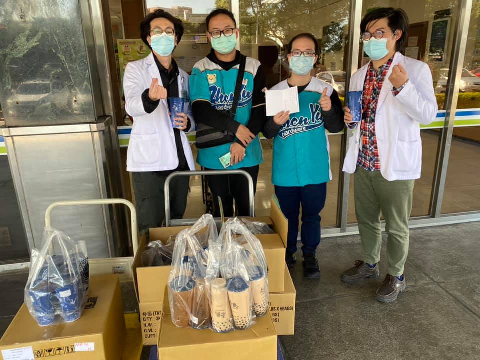 振宇五金行店家人員現身醫師染疫醫院，還送上一百多杯手搖飲與卡片。（翻攝自臉書）