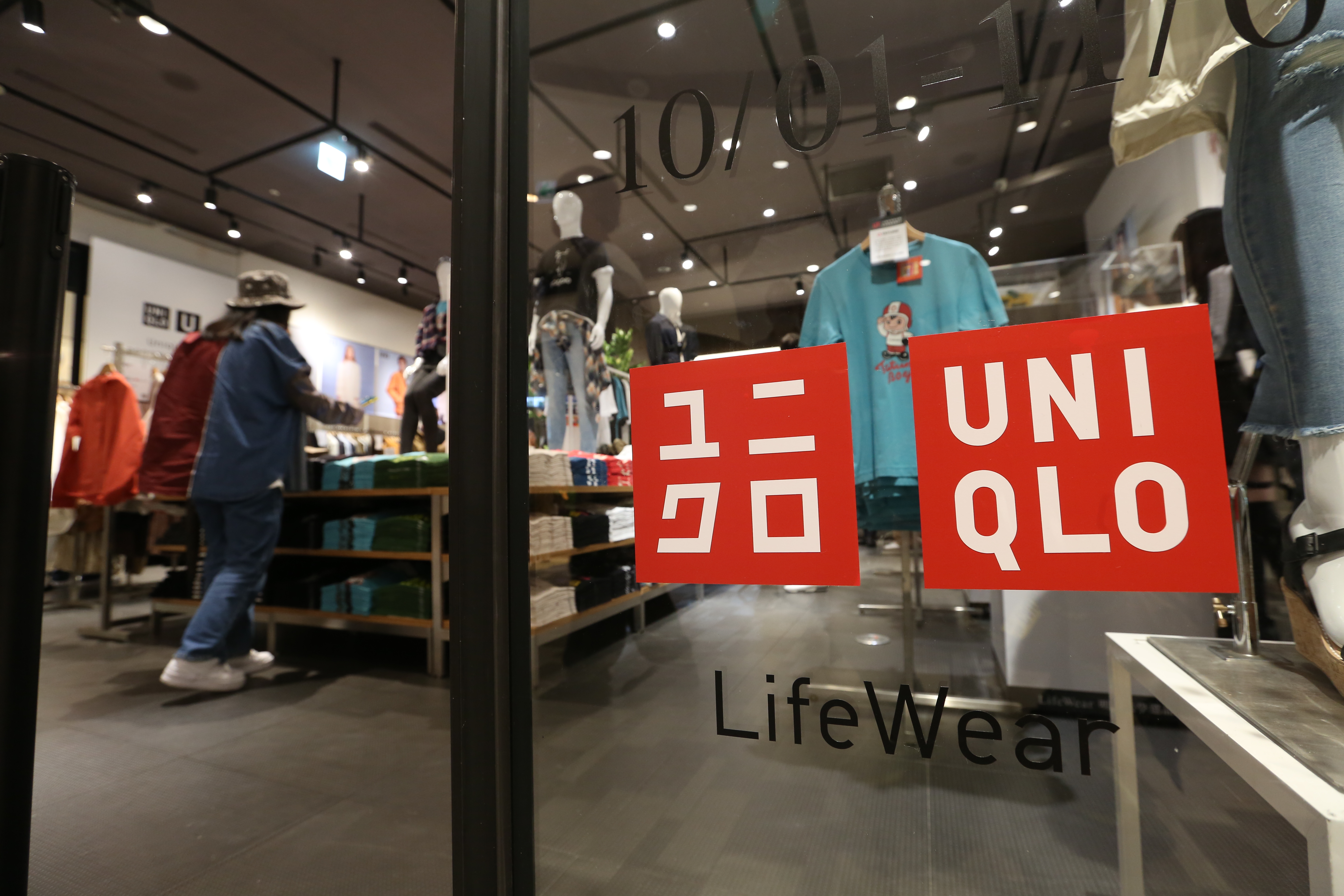 一名家長因小孩沒戴口罩被UNIQLO店員攔下，憤怒上網貼文批評。示意圖，圖非當事店家。（本刊資料照）