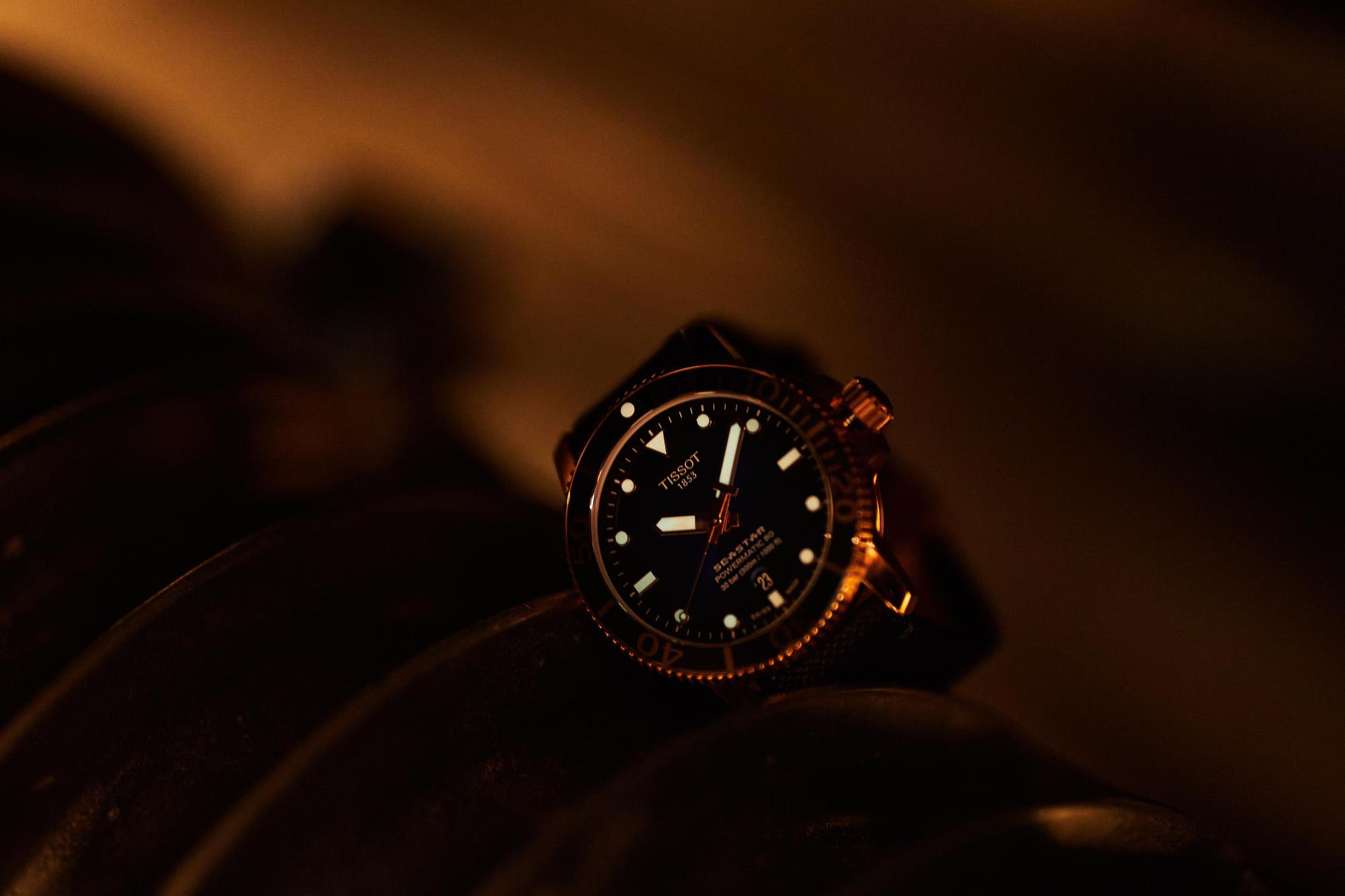 TISSOT SEASTAR 1000潛水錶有夜光功能，讓你在一片漆黑中依舊能精準掌握時間，而這也是依據潛水需求設計，讓潛水者在深海裡也能掌握水下世界。