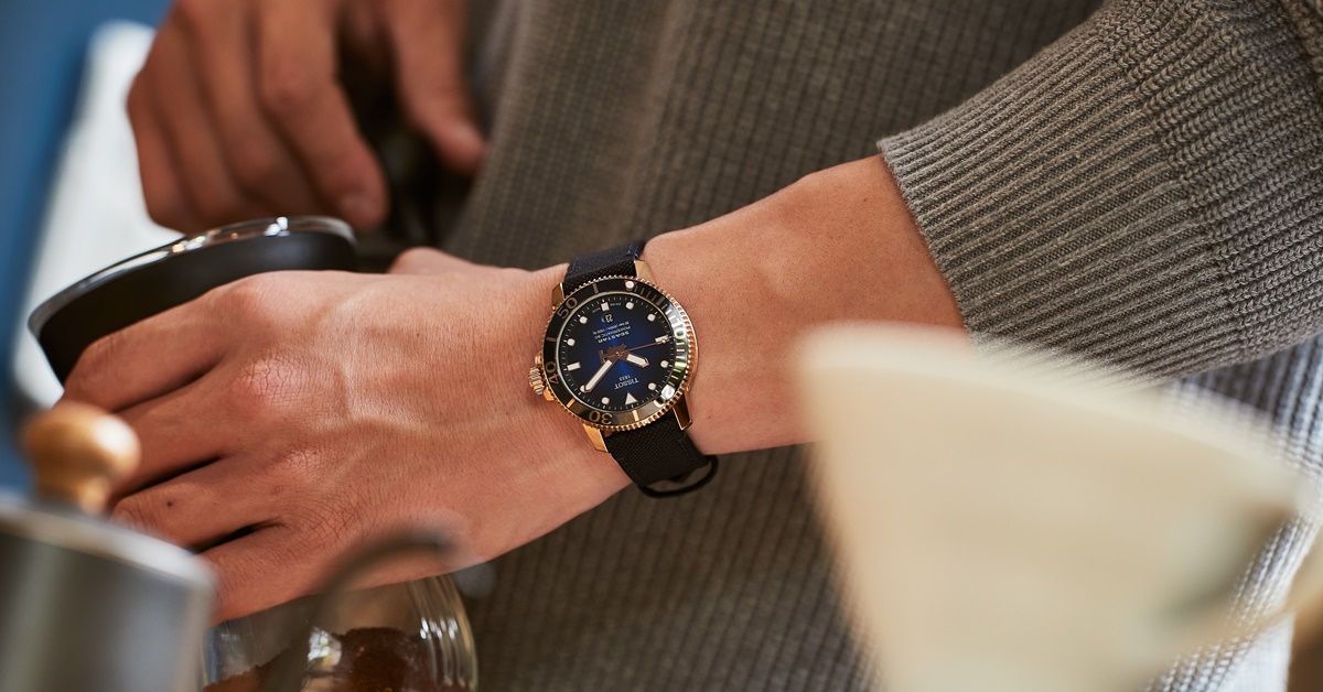 時尚不是刻意營造的風格，而是你舉手間流露出的氛圍。這款藍金色的潛水錶就是以這樣的時尚優勢，在錶友間造成熱議。