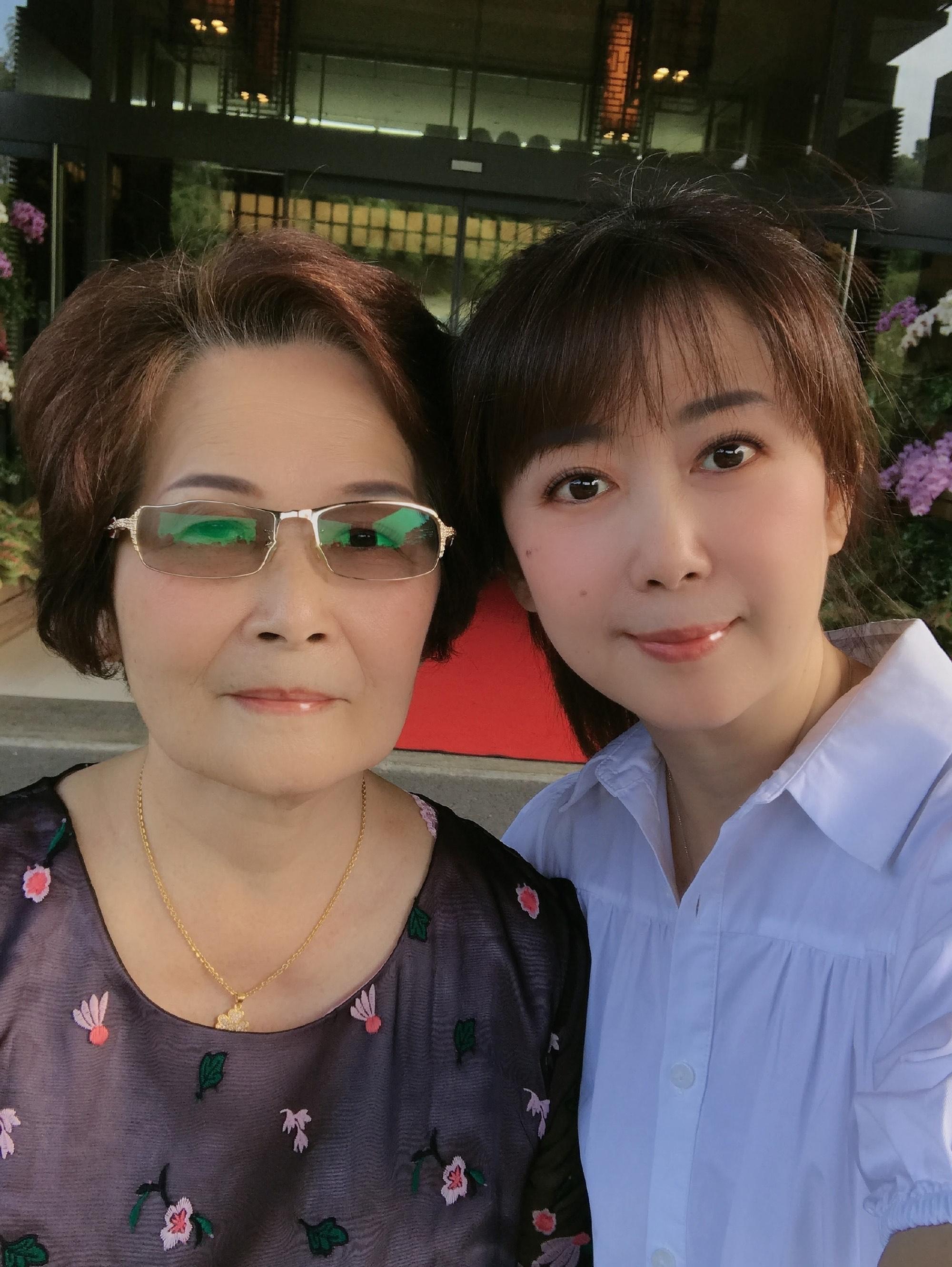 去年51歲生日時，孟庭葦特地在微博曬和媽媽的合照。（翻攝自孟庭葦微博）