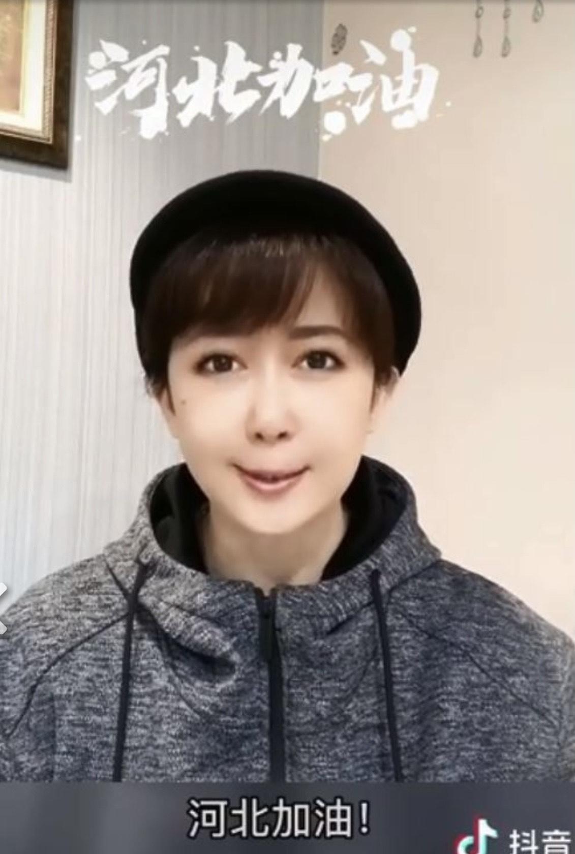 孟庭葦念詞時，嘴巴似乎被固定住，無法自然說話。（翻攝自孟庭葦抖音）